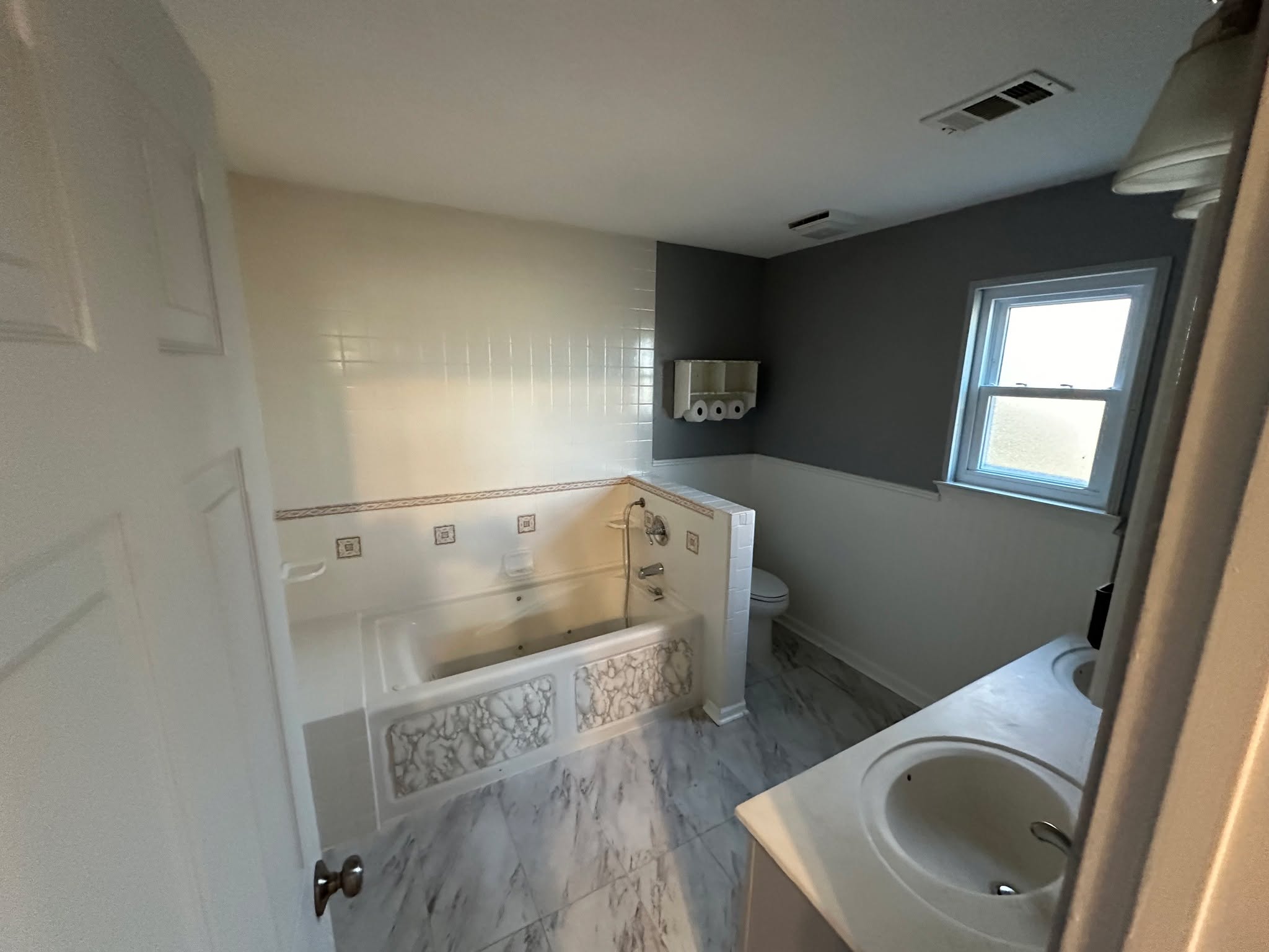 I love it when clients give me carte blanche on design! Master bathroom is demolished with some rearrangements coming.
#abovestandardsllc #postoakproject #gutittothestuds #outwiththeold #bathroomremodeling #residentialremodeling #remodeling #centralarkansasremodeling