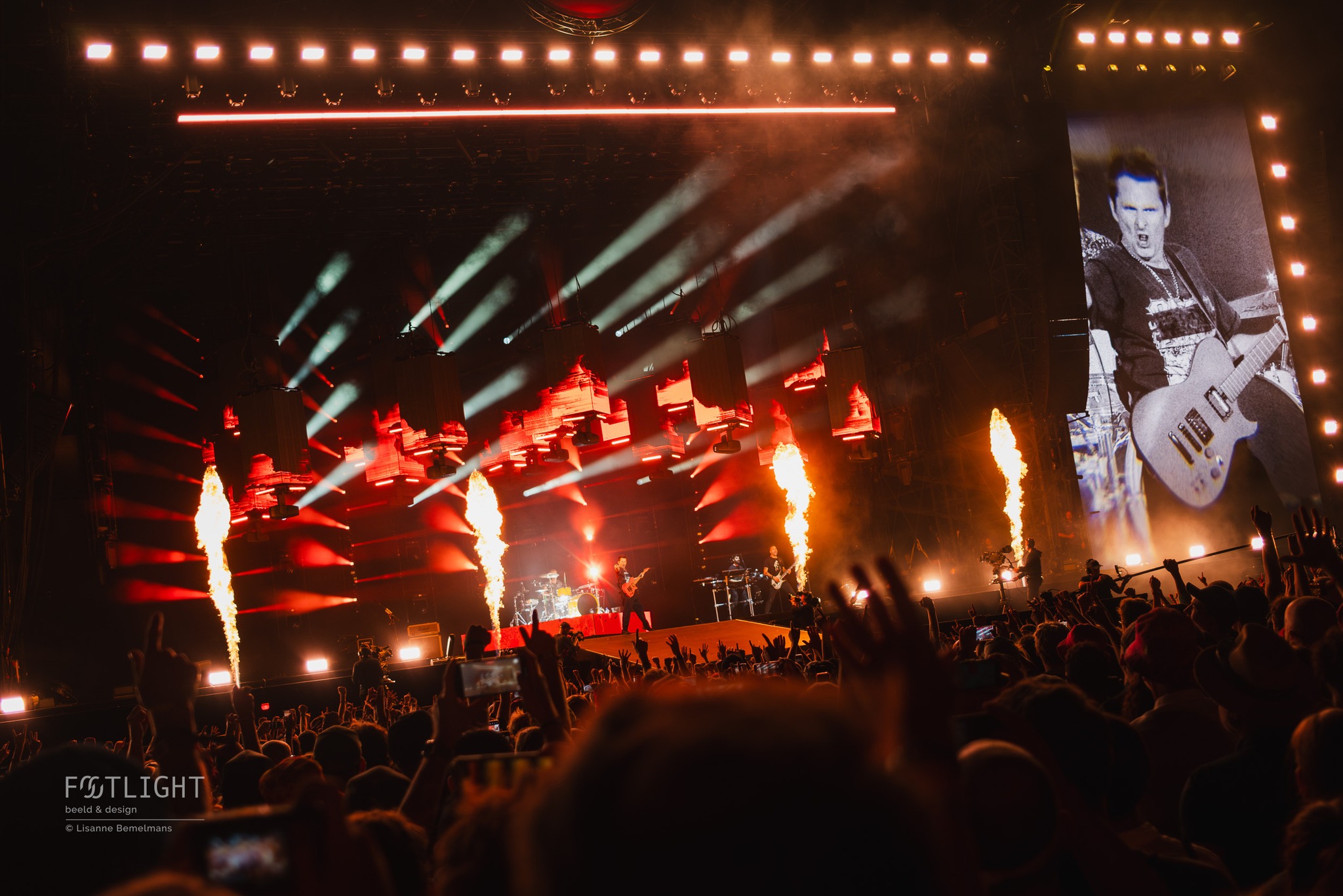 Breng het festivalgevoel terug in je huiskamer met je eigen live playlist!
Een paar jaar geleden kreeg ik de gouden tip van vrienden op Pinkpop:
✨ Creëer een playlist met artiesten die je live hebt gezien
✨ Voeg telkens één nummer per artiest toe
✨ Herbeleef jouw live experience in je eigen woonkamer
Geen idee waar te beginnen? Terugwerken vanaf je laatste concert is een topstart.
Sinds dit weekend kan ik er zelf ook weer eentje toevoegen. Je raadt het misschien al...
• MUSE •
Wie staat er als eerste op jouw live playlist?
#muse #pinkpopfest #livemusic