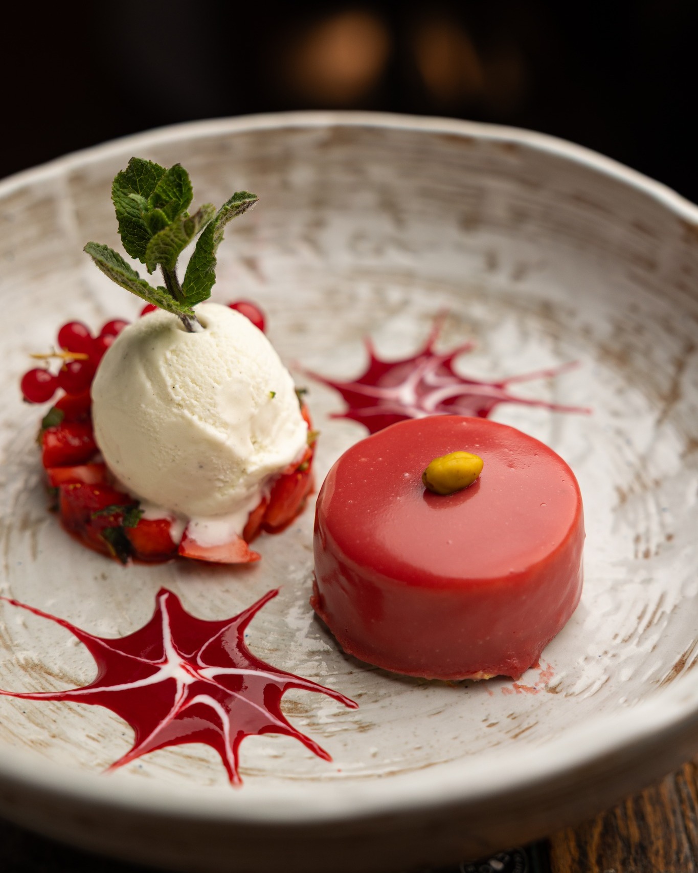 Unsere Desserts ändern sich mit der Saison – aber eines bleibt gleich: Sie sind nie zu süß, immer mit einem kleinen Twist, und perfekt für den Abschluss eines feinen Dinners. 🤭