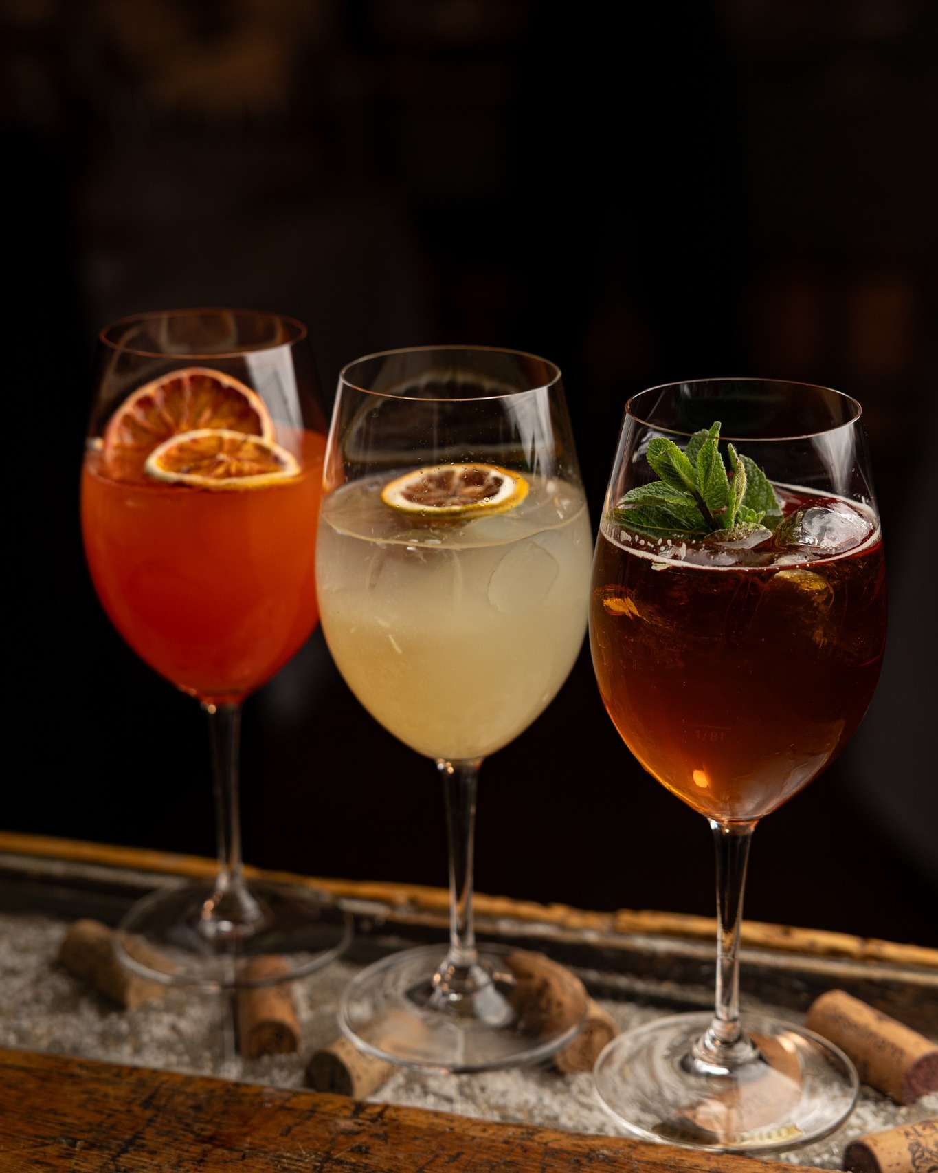 Ein guter Abend beginnt bei uns meistens mit einem Aperitif. 🍋🍹
Fruchtig, erfrischend, leicht – genau das Richtige, um anzukommen und sich zurückzulehnen.
#wecreatesmiles
#ef16restaurant #aperitiftime #wienstagram #drinkswithaview #viennaeats #gartenzeit #afterworkdrinks #wiengenießen