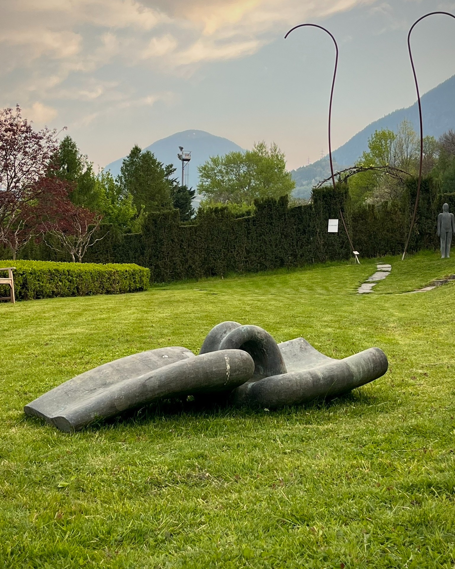 Die Skulpturen von Michael Höllrigl sind mehr als Kunstwerke. Sie sind Körper – Fragment und Ganzes, verletzlich und kraftvoll zugleich.
Inmitten der Gärten des Kränzelhofs laden sie dich ein, dich selbst zu spüren.
🗓 Jahresausstellung bis 10. November 2025
📍 Kränzelhof | Tscherms
#fortundfortträumen #MichaelHöllrigl #Jahresausstellung2025 #Skulpturengarten #Kränzelhof #KunstErleben #KunstInSüdtirol #SüdtirolEvents #Tscherms #Skulpturenausstellung #KunstUndNatur