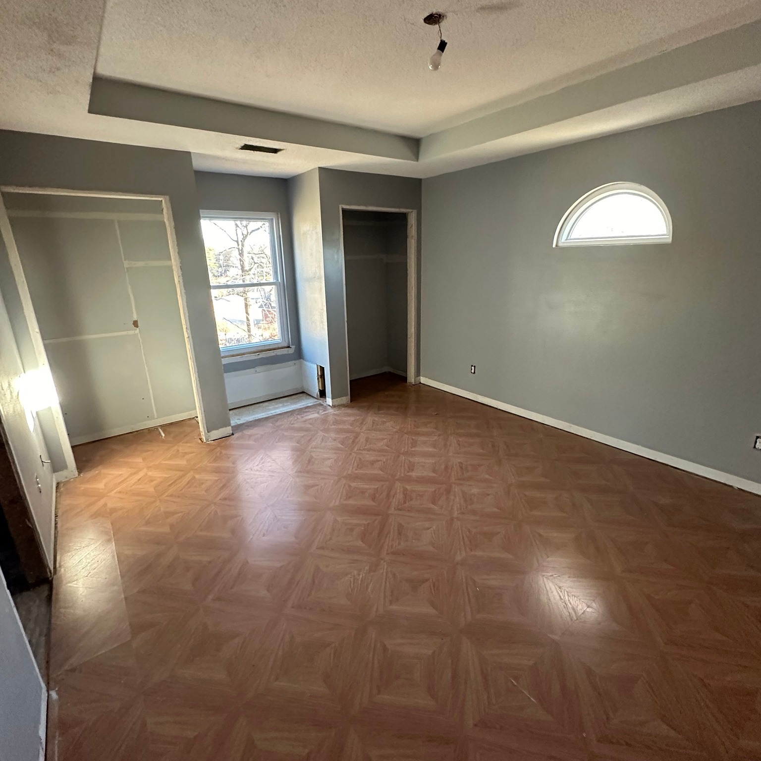 Doors removed, closet builds removed, trim removed, soon we will have popcorn ceilings removed and all drywall repaired and finished to a uniform texture. 👍
#abovestandardsllc #postoakproject #remodelingdemolition #drywallpreperation #homeremodeling #residentialremodeling #centralarkansasremodeling #conwayarkansas #sherwoodarkansas #littlerockarkansas #conwayremodeling #conwaygeneralconstruction #conwayarkansasgeneralcontracting