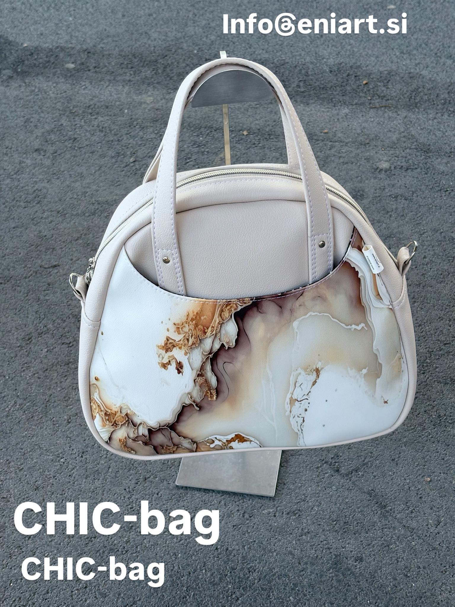 TOLE SEM ŠE DOLŽNA POKAZAT 😉
Ta torba ne bo čakala v omari.
Chic bag je ustvarjena za ženske, ki znajo stopiti samozavestno – brez odvečnih besed. 💁♀️✨
Mehko navtično usnje, unikatni vzorec, ki se ne ponovi nikoli. Spredaj in zadaj žepa, notranjost popolnoma organizirana – da je vsak trenutek tvoj. 👜💫
Dodan pas za crossbody, ker te nikoli ni strah koraka naprej. 💥
To ni trend. To si ti.
📩 Piši mi, dokler je še na voljo.
#chicbag #eniart #rocnodelo #unikatno