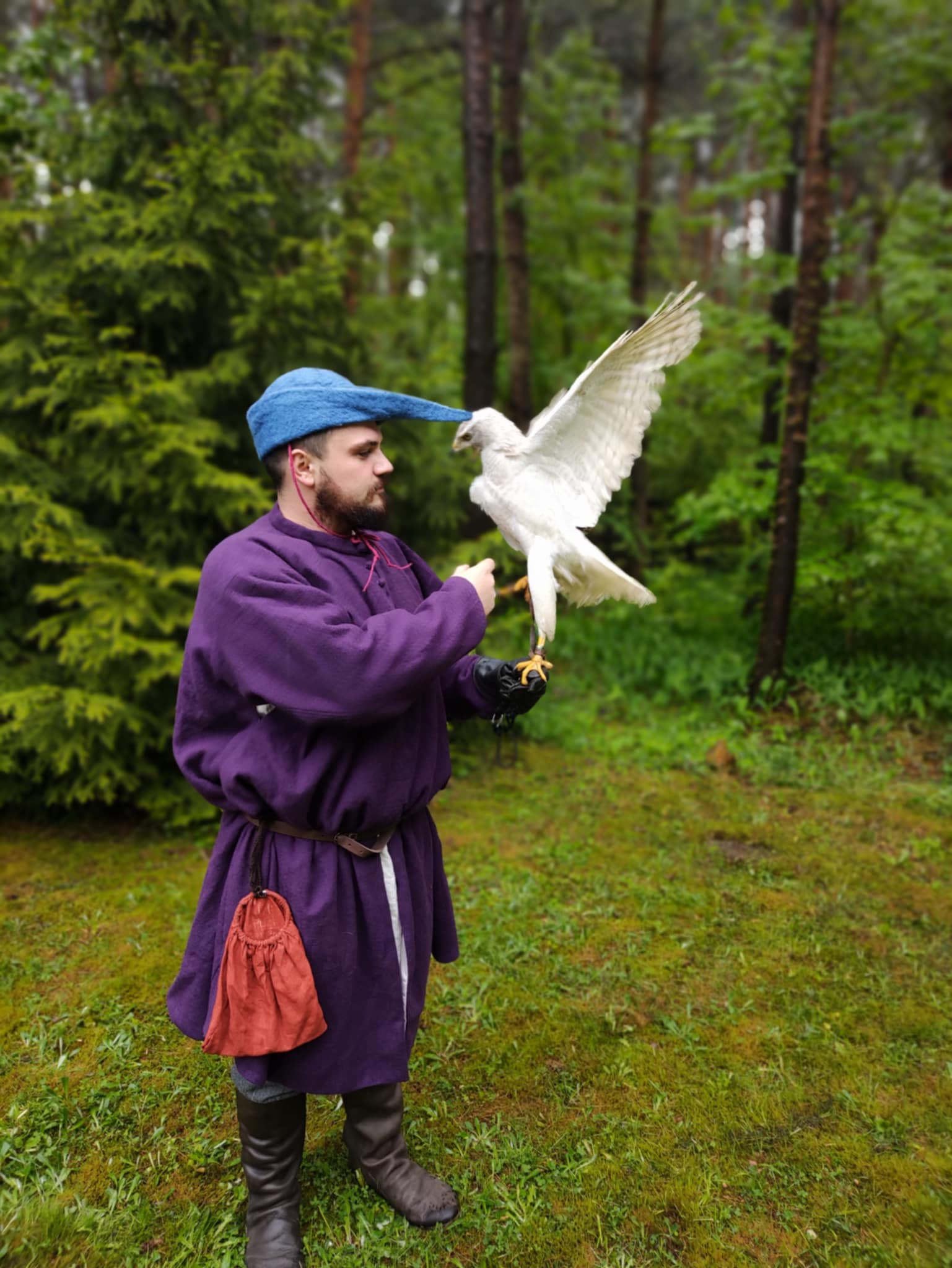 Od godziny 10 do 18, dla wszystkich odwiedzających odbywać się warsztaty z różnych dziedzin wczesnośredniowiecznych zawodów. Jedynym z nich będzie @ptasznikturek ! Który wraz ze swoją ferajną przyjedzie pochwalić się swoimi zjawiskowymi ptakami.
O sobie piszą tak:
Ptasznik - grupa rodzinna, zajmująca się popularyzowaniem historii średniowiecznego sokolnictwa na terenie Polski i Europy.
Przedstawiamy, na czym tak naprawdę polegała szlachetna sztuka układania ptaków drapieżnych poprzez spotkanie z naszymi skrzydlatymi podopiecznym, ciekawe opowieści o epoce i prezentacje rekonstrukcji średniowiecznych utensyliów ptaszniczych.
Mam nadzieję, że też już nie możecie się doczekać!