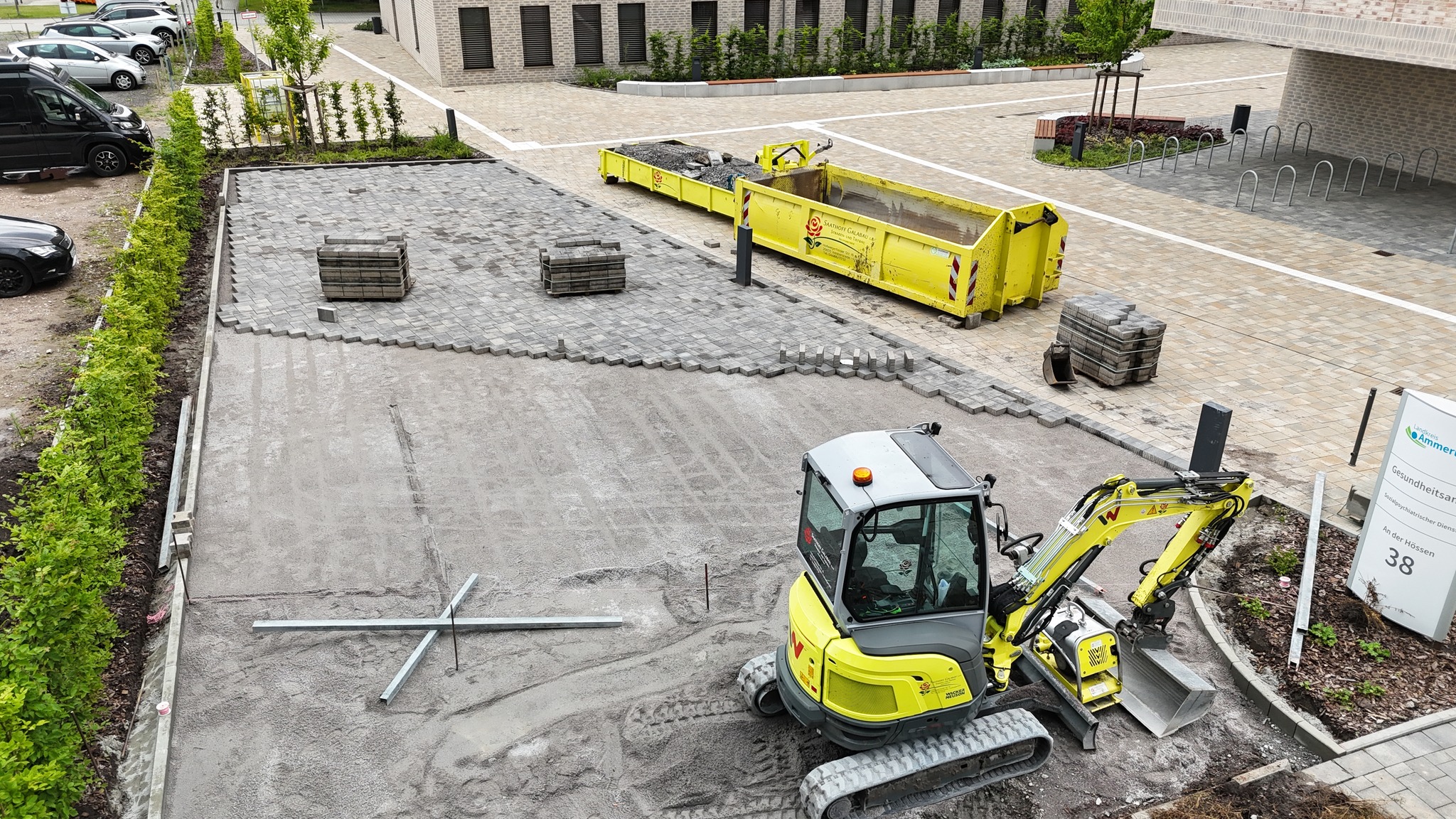 🚧 Baustellen-Update aus Westerstede! 🚲
Aktuell sind wir am Krankenhaus Westerstede im Einsatz und kümmern uns dort um die Pflasterarbeiten für einen neuen, speziell angelegten Fahrradbereich.
🔹 Saubere Linien, stabile Flächen und praktische Wege – damit die Fahrräder künftig sicher und ordentlich abgestellt werden können.
🔹 Unser Team sorgt dafür, dass Funktionalität und Optik perfekt zusammenpassen.
Schritt für Schritt nehmen die Flächen Form an – bleibt dran, wir zeigen euch bald das fertige Ergebnis! 💪🏼
#SaathoffGalabau #BaustellenUpdate #Pflasterarbeiten #Westerstede #Fahrradstellplatz #HandwerkImEinsatz #Teamwork