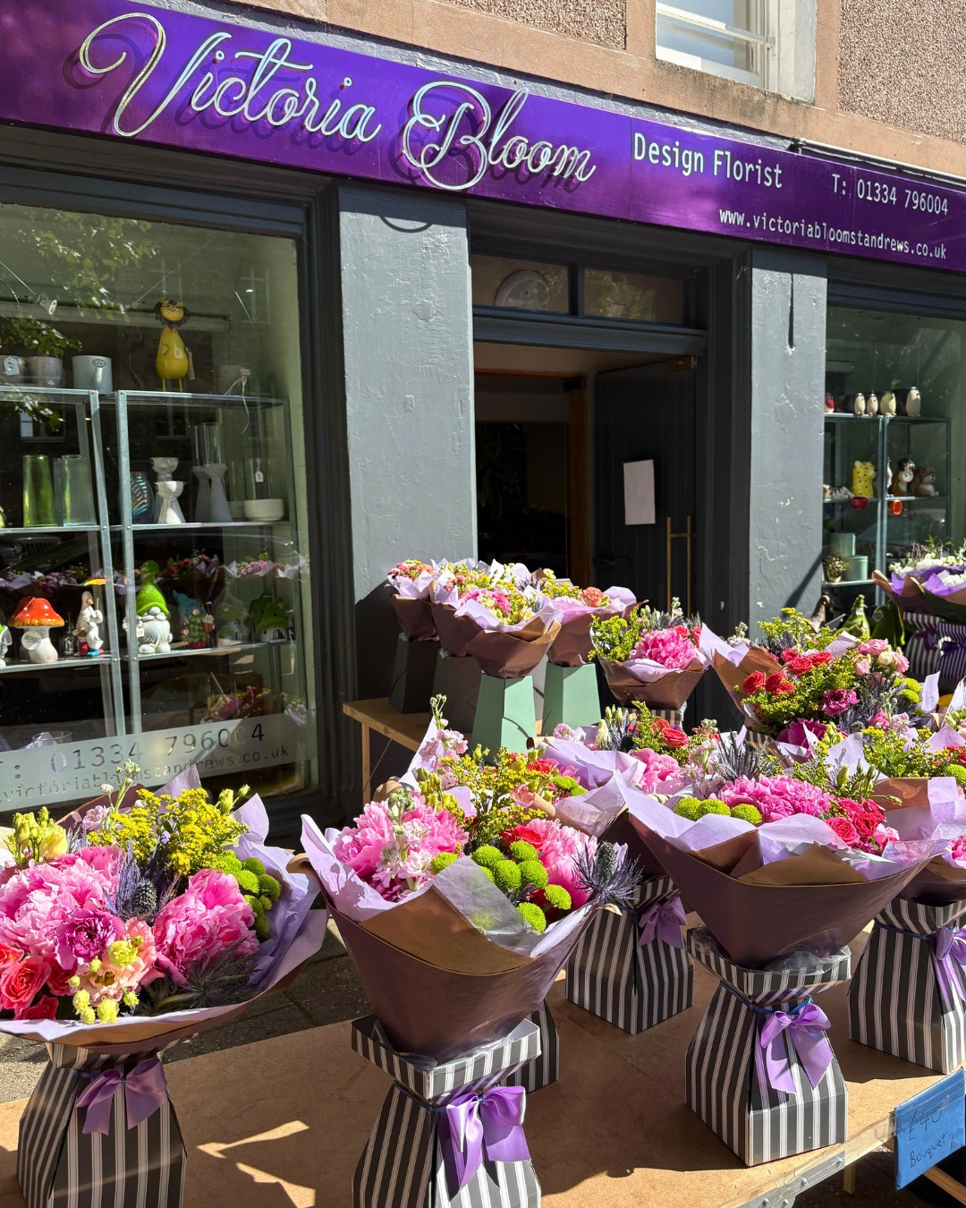 What an absolutely beautiful sight on South Street this morning... @victoriabloomflorist are well prepared for graduation season, with bunches of beautiful bouquets ready to go in all different colours. đžđ
Wishing a very happy Graduation to everyone graduating this week!