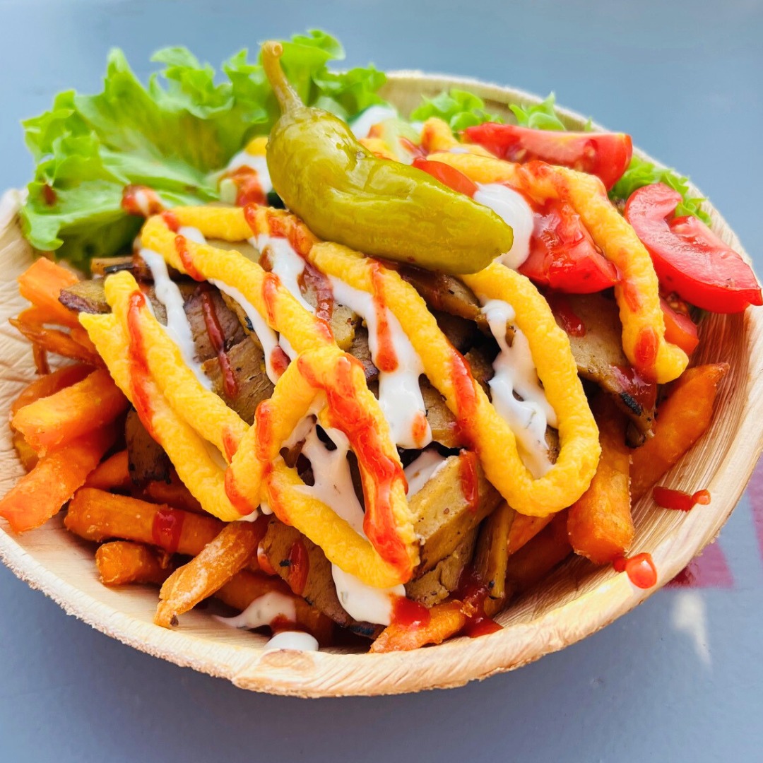 VAN MOLL FEST 🍻
Even leek het er op dat we niet naar craft beer festival @vanmollfest konden gaan, omdat onze lieve TukTuk het slachtoffer van vandalisme is geworden. Maar geen nood, foodtruck BB1.0 to the rescue! We pakken dan ook meteen groots uit met kebabwraps, kapsalon, loempia’s en zoete aardappelfriet. Alles zoals je van ons gewend bent: Real Good Vegan Comfort Food.
5 en 6 juli bij het Evoluon in Eindhoven. Proost!
🎟 Tickets: www.vanmollfest.com