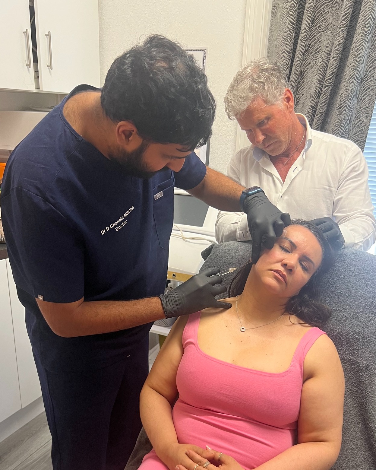 Another great training session with the excellent Dr Marco (@drmarco67) courtesy of Relife (@kathryn_relifeaesthetics) .
This session was focussed on the "R" Technique, developed by Dr Vincent Wong. The R Technique involves a multilayered filler approach to the lateral aspects of the face; particularly the temporal region, zygoma and lateral temporal cheek fat, to give a refreshed and lifted appearance.
Model Before & Afters coming soon.
If you are interested in finding out more about the R Technique, please check out our blog or book in for a consultation.
Dr Chandla Aesthetics is a Doctor Led Medical Aesthetics Clinic.
WhatsApp: 07930674092
Email: info@drchandlaaesthetics.co.uk
www.drchandlaaesthetics.co.uk
#rtechnique #relife #templefiller #cheekfiller #jawlinefiller #filler #dermalfiller #HAfiller #aestheticdoctor #cosmeticdoctor #aestheticdoctorbirmingham #aestheticdoctorsolihull #aestheticdoctorwestbrom #aestheticdoctorsandwell #doctorled