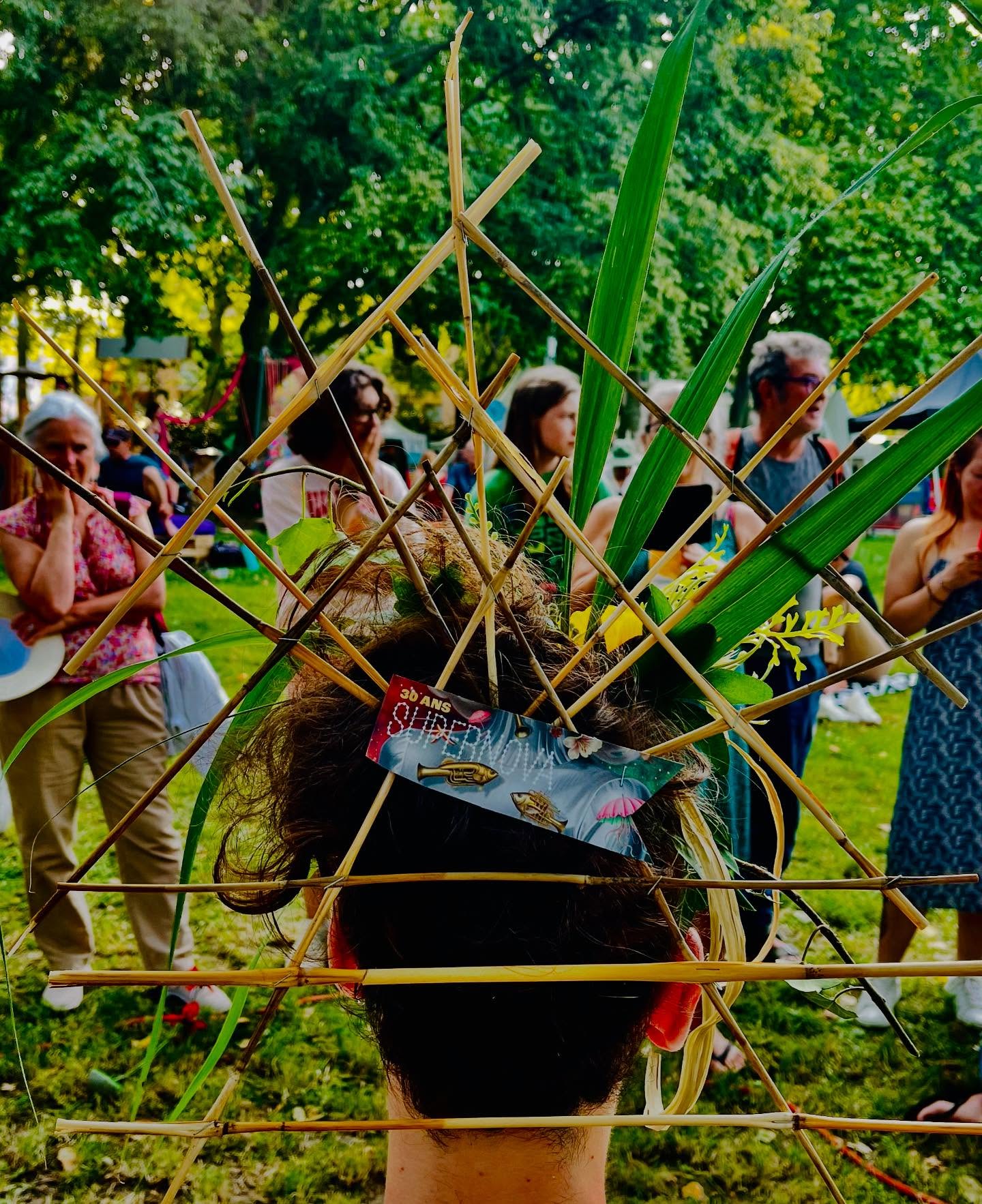 À l’occasion du @festival_les_traverses de Méréville, la Racommodeuse de fleurs de la compagnie les @mysterieusescoiffures vous donne rendez vous ce dimanche 6 juillet pour un moment tout en poésie…
Elle arrive avec sa valise-atelier... et redonne vie aux fleurs fanées en les réparant, cousant, tissant... Et ces fleurs viennent ensuite se poser sur vos têtes pour vous souffler un peu de bonheur 🌺
📍 Rendez vous au Domaine de Méréville à Le Mérivillois
Un joli moment à vivre en famille ou entre amis !
🎟️ Gratuit & ouvert à tous
#laracommodeusedefleurs #spectacle #poésie #festival #lestraverses #mereville #lesmystérieusescoiffures