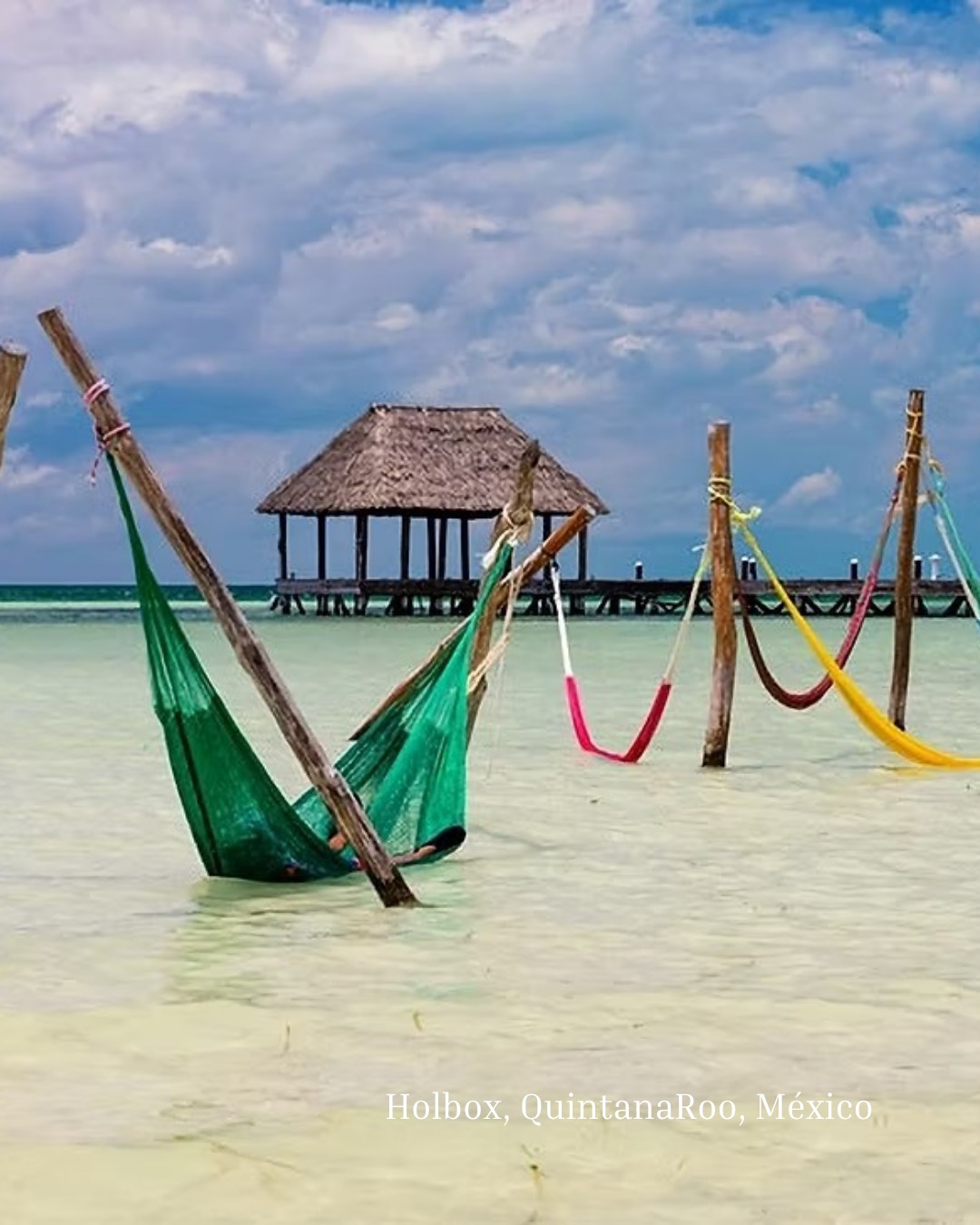 Si buscas escapar del bullicio y reconectar con la naturaleza, Holbox es tu destino ideal. Esta pequeña isla en el Caribe Mexicano, parte de la Reserva de la Biósfera Yum Balam, sigue siendo un santuario de tranquilidad. En 2025, Holbox continúa atrayendo por sus calles de arena, ausencia de coches, murales vibrantes y, por supuesto, sus espectaculares playas de aguas poco profundas.
#viajacontravelx #holbox #holboxmexico #holboxisland #HolboxParadise #travelholbox #caribemexicano #caribemexicano