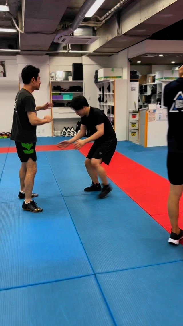 2025年7月13日(日)に東京にてクラヴマガ特別セミナーを開催します。
不審者と遭遇した時、様々な危険なシチュエーションでの対処法を、クラヴマガの基本的な動きや考え方など踏まえ、初心者・経験者を問わずわかりやすくレクチャーします。
クラヴマガの発祥の地であるイスラエルでのトレーニング方法や最新テクニックなどもご紹介致しますので、ご興味がある方は是非ご参加下さい。
【日程】
7月13日(日)
<第1部>13:00〜14:30(90分)
ビギナー向け護身術〜コアスキル・基本〜
・打撃に対する護身スキル
・突然のアタック(打撃)に対する対処法
・掴み、ホールドされた場合(首絞め、ヘッドロック、ベアハグ)のディフェンス
・シチュエーショントレーニング
<第2部>15:00〜17:00(120分)
アドバンス向け護身術〜ナイフ・ガンディフェンス・応用〜
トレーニング内容
・ナイフアタックに対するディフェンス(応用)
・ナイフコントロール
・ガンディフェンス
・近距離、掴まれた場合の対処法
・背後からのアタックに対する対処法
・シチュエーショントレーニング
【講師】
クラヴマガ・イスラエル認定インストラクター
岡﨑 友普
【場所】
シブニスタジオ
〒1500002 東京都 渋谷区 渋谷 2-2-5 クルスビル 7F
・青山学院大学前の立地
・東京メトロ銀座線 表参道駅 徒歩7分
・東急東横線 渋谷駅 徒歩10分
※施設に駐車場はございませんので、公共交通機関等にてご来館ください。
【持ち物】
・運動できる服装
・室内シューズ
・タオル
・水分
・ファールカップ(推奨)
【お申込み方法】
Webサイトからの参加費お支払いをもって申込み完了となります。
@kravmaga_osaka
みなさまのご参加お待ちしております。