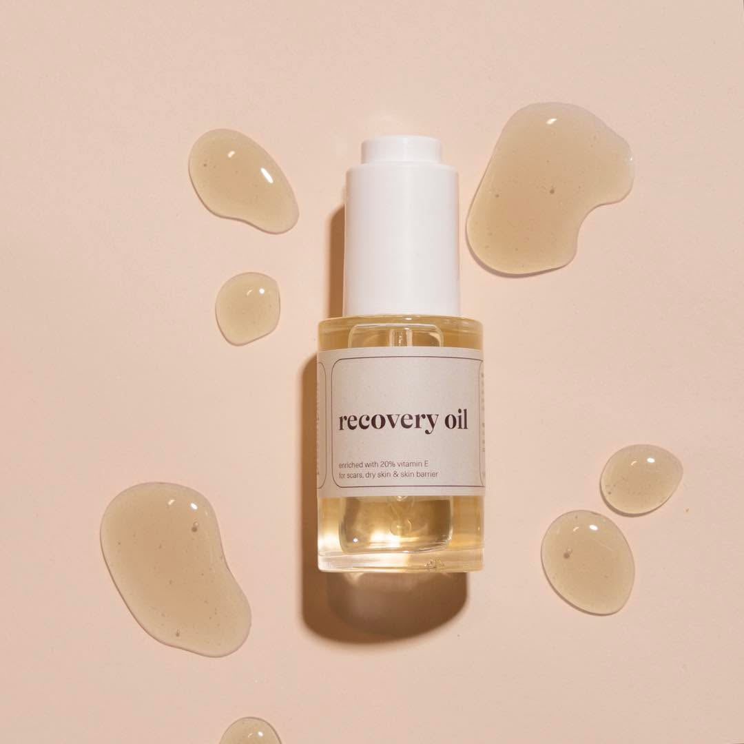 🤩Wauw!🤩
Nieuw van Prescription “Recovery Oil”!
Heel geschikt als aftersun nachtverzorging na een dag zonnen of voor je droge huid in de zomermaanden.
Maar de Recovery Oil is ook zeer herstellend bij bijvoorbeeld een intensieve huidbehandeling zoals Microneelding, een operatie of huidletsel.
Kom de Recovery Oil ervaren in de salon!
#schoonheidssalonwilmameins #centrumveendam #venvanveendam #prescriptionskincare #prescription #liefzijnvoorjehuid
