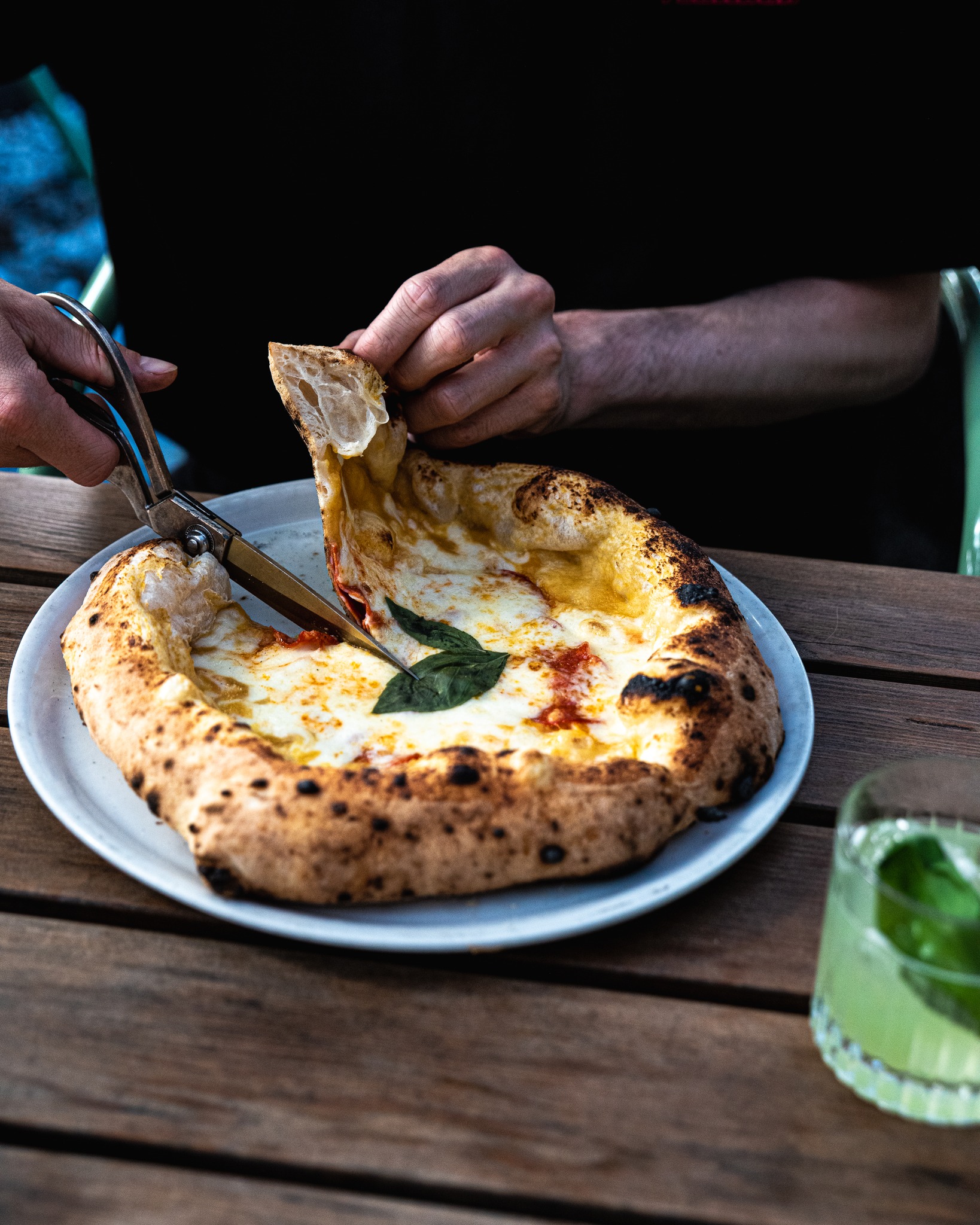 🍕 Fluffiger Rand, fester Platz im Herzen.
Unsere Pizza erkennt man sofort – am berühmten Wolkenrand.
Außen goldbraun & fluffig, innen luftig-leicht.
Dazu ein Boden, der die perfekte Balance zwischen knusprig & soft hält – und Beläge, die vor Geschmack nur so strahlen.
Eine Pizza wie ein Kurzurlaub. Nur besser.
#Wolkenrand #NuvaPizza #PizzaHeaven #AltstadtGenuss #FluffyCrustLove #NuvaVibes