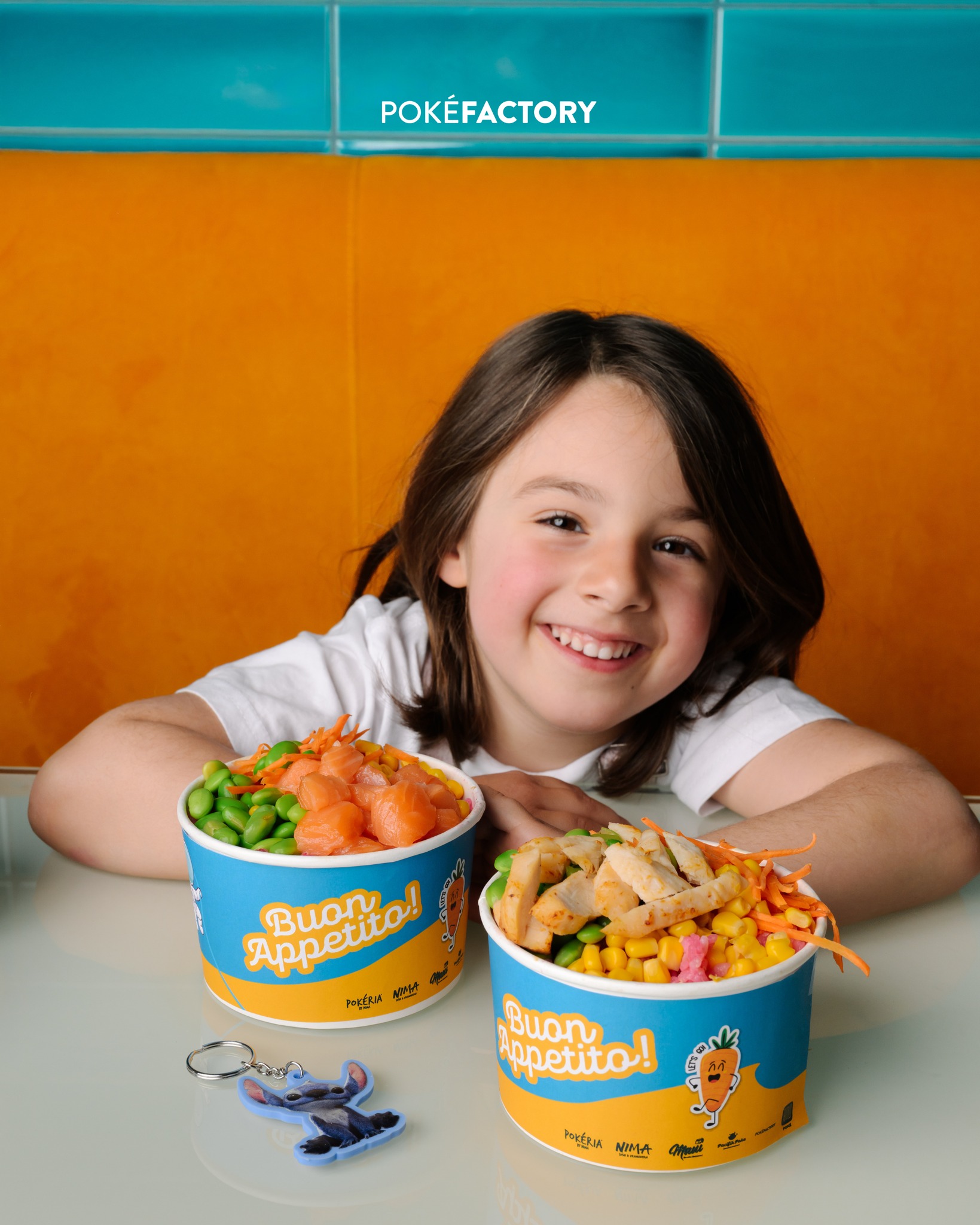 🎁 Fino al 20 Luglio da Poké Factory scegliendo gli ‘OHANA MENU🌺 hai la possibilità di partecipare alla grande estrazione finale e vincere un viaggio alle Canarie per tutta la famiglia! 🌴
👉🏻 Scopri il nuovissimo ‘OHANA MENÚ KIDS: un menù pensato per i più piccoli, composto da ‘Ohana Bowl Snack, Mochi Blu, acqua e un divertentissimo GADGET Disney Lilo & Stitch a sorpresa. E per gli adulti, il Menù ‘Ohana include una Bowl Regular e Mochi Blu.
Che aspetti? Vivi un’avventura gustosissima per tutta la famiglia! 🎉
Vieni a provare gli ‘Ohana Menù in store oppure ordinali tramite la nostra App! 📲
Disney Lilo & Stitch ti aspetta al cinema!
Per maggiori informazioni e regolamento,
visita il sito www.concorso.app
@disneyit #LiloEStitch