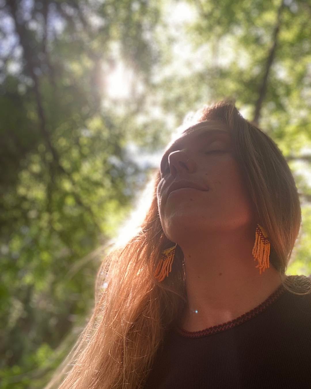 Da bin ich jetzt also.
Langsam am Landen. Sanftes integrieren.
Und mir wird bewusst dass das Ende der diesjährigen Korfu- Reise kein Ende ist, sondern erst der Startschuss zu etwas ganz neuem.
Ein Erwachen aus einem langen Schlaf 😴
Das letzte Mal als ich mit Schmetterlingen getanzt habe ist lange her. Seit her hat sich mein Leben wie ein einziger Kampf angefühlt. Ein vergessen, um zu überleben.
Doch jetzt erinner ich mich wieder. Daran wer ich war, bevor mir gesagt wurde wer ich zu sein habe. Daran wie es sich angefühlt hat, bevor ich mich angepasst habe, um dazu zu gehören. Um geliebt zu werden.
Ich genieße. Den Tanz mit den Schmetterlingen. Mit der Süße des Lebens 🍯
P.s.: kannst du die wunderschönen Licht Codes auf den Fotos sehen ✨💛✨
••••••••••••••••
Here I am now.
Slowly landing. Softly integrating.
Connecting to the Land, to the forest, to the Spirits. Still receiving messages. Realizing that the end of this Journey was just the beginning of something New. Something entered my life again, i lost many years ago. Something i wanted to forget- just to survive.
I remember the last time Dancing with butterflys 8 years ago. The last years felt like a Deep dark era i had to go through. Learning my lessons. Learning & growing through the Storm. Good times as well. But hard Times as f****
It feels like a Rebirth. A remembering of who i am.
A remembering of who i was before, before they told me to be someone else to be loved & accepted.
I feel awakend from a Long sleep 😴
So curious what life brings next 😍
P.s.: can you See this beautiful light Codes everywhere on this pictures? ✨🙏🌱🫶🏼 just love it!
#healingjourney #awakening #rebirth #remembering #wiedergeburt #heilungvoninnen #herzöffnung #colibrispiritfestival