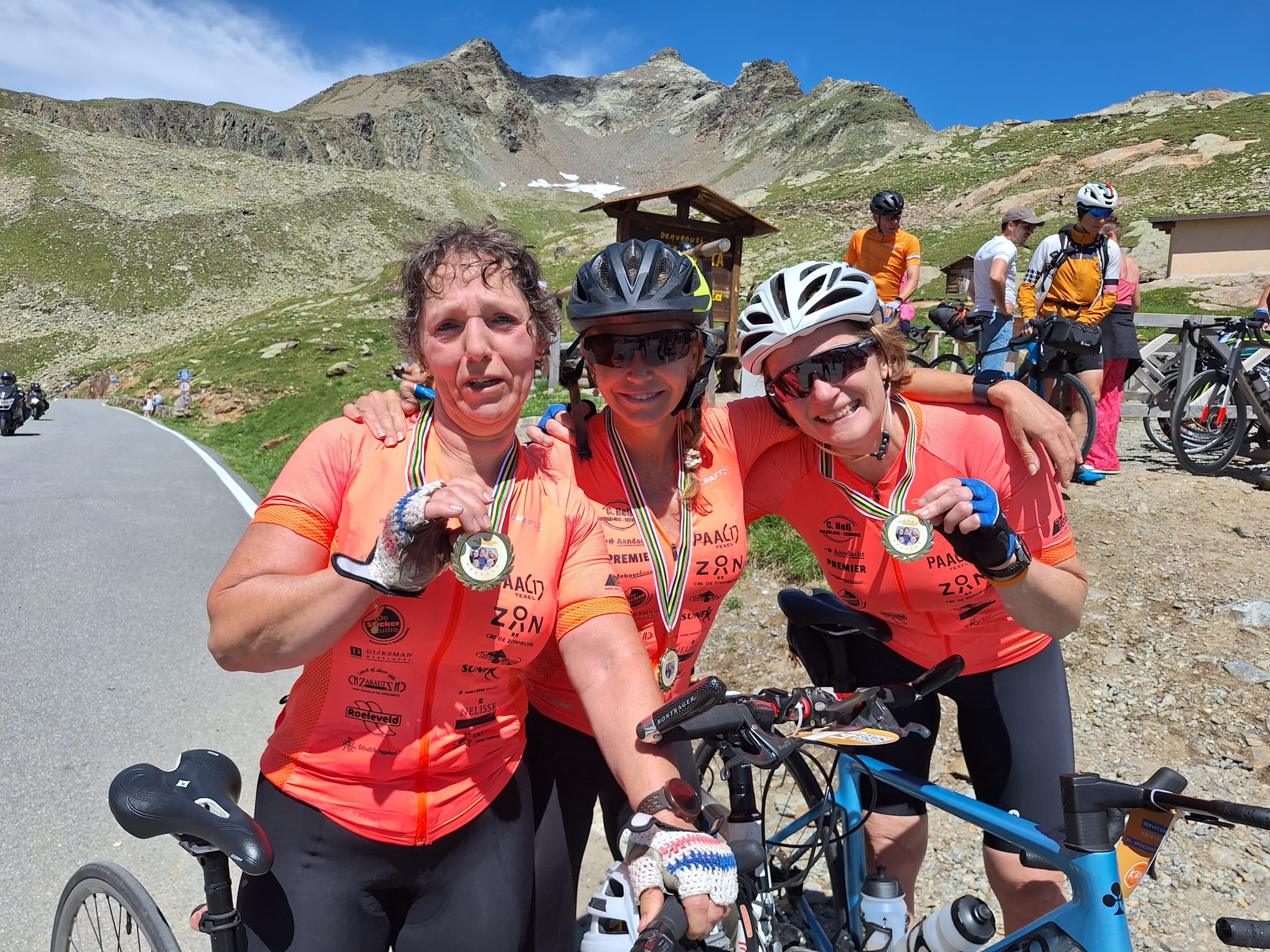 🚴♀️ Team Olediene volbrengt Giro di Kika met een waanzinnig resultaat! 🚴♂️
Wat een avontuur, wat een prestatie, wat een TEAM! 💥
Met trots, spierpijn en een ongelooflijk dankbaar gevoel kijken we terug op een onvergetelijke dag tijdens Giro di Kika 2025. Samen hebben we elke kilometer getrapt, elke beklimming overwonnen en elke zweetdruppel laten tellen voor het allerbelangrijkste doel: kinderen met kanker helpen.
🎉 Ons eindbedrag? Een ongelofelijke € 43.741,45!
💖 Samen met alle deelnemers hebben we een totale opbrengst gerealiseerd van maar liefst € 775.380,- voor Stichting KiKa!
Dank aan iedereen die ons gesteund, gesponsord, aangemoedigd of gewoon in gedachte heeft meegenomen op deze tocht. Zonder jullie was dit nooit gelukt! 🙌
Team Olediene is trots, dankbaar en vooral… gemotiveerd om ons te blijven inzetten voor dit prachtige doel. Want opgeven is geen optie.
💪 Samen trappen we kanker de wereld uit!
#GirodiKika #TeamOlediene #Trots #Dankbaar #KiKa #SamenSterk #43kOpgehaald #NooitMeerKindKanker #Heldentocht