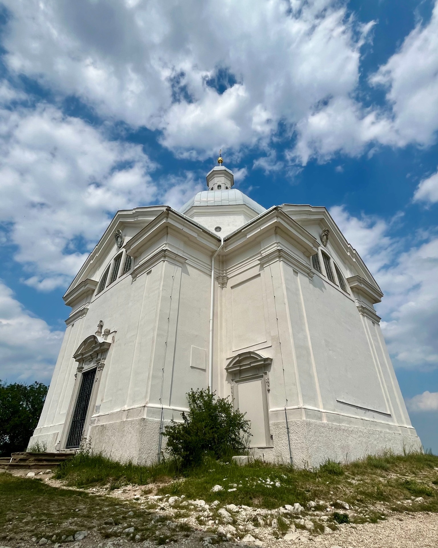 (c) Václav Kříž #sebastianus #svatykopecek #svatykopecekmikulov #sebastian #stsebastian #mikulov #nikolsburg #heiligerberg #morava #jiznimorava #südmähren #mähren #southmoravia #moravia #kaplesvsebestiana #kapelle #kirche #dietrichstein #vondietrichstein #sky #clouds #summer #sommer #leto @mestomikulov @southmoravia