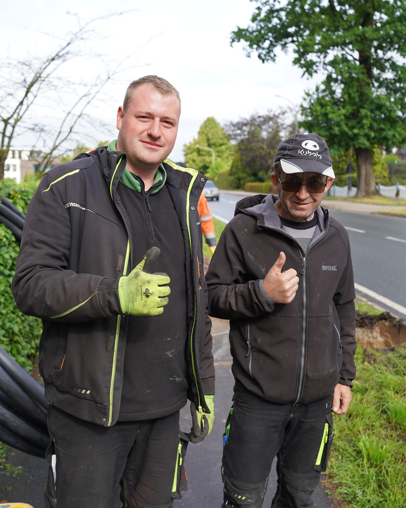 Auf der Baustelle zählt mehr als Technik – hier zählt Teamgeist! 💪👷♂️👷♀️
Einer allein hebt keine Paletten, pflastert keinen Platz und bringt kein Projekt ins Ziel. Erst als Team läuft’s richtig rund. Wir helfen uns, motivieren uns und lachen auch mal zusammen – das ist echte Baustellenpower.
Denn bei Saathoff gilt: Gute Arbeit beginnt mit einem starken Miteinander.
#TeamSaathoff #TeamworkAufDerBaustelle #GemeinsamStark #HandwerkMitHerz #GaLaBau #BaustellenBrüderUndSchwestern