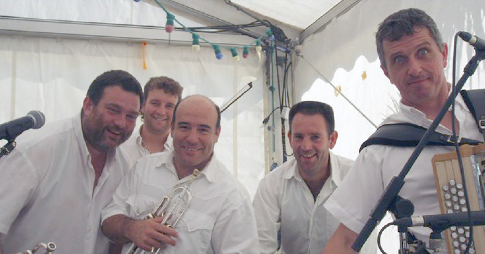 Ce jeudi 31 juillet, vous allez retrouver le groupe Kiki Bordatxo à Sainte-Engrâce et passer un bel après-midi !
Pendant 2 heures, leur énergie va vous transporter avec leurs chants basques pleins de chaleur, les sons des instruments traditionnels, et cette ambiance qui donne envie de danser 💃
Cet événement est soutenu par la Communauté d’Agglomération Pays Basque.
📍Ce sera à Sainte‑Engrâce dans le cadre d’Urmuga 2025 dès 14h, un moment unique pour partager ensemble musique, culture et convivialité.
#urmuga2025 #kikibordatxo #paysbasque #musique #concert #sainteengrace #convivial #fete