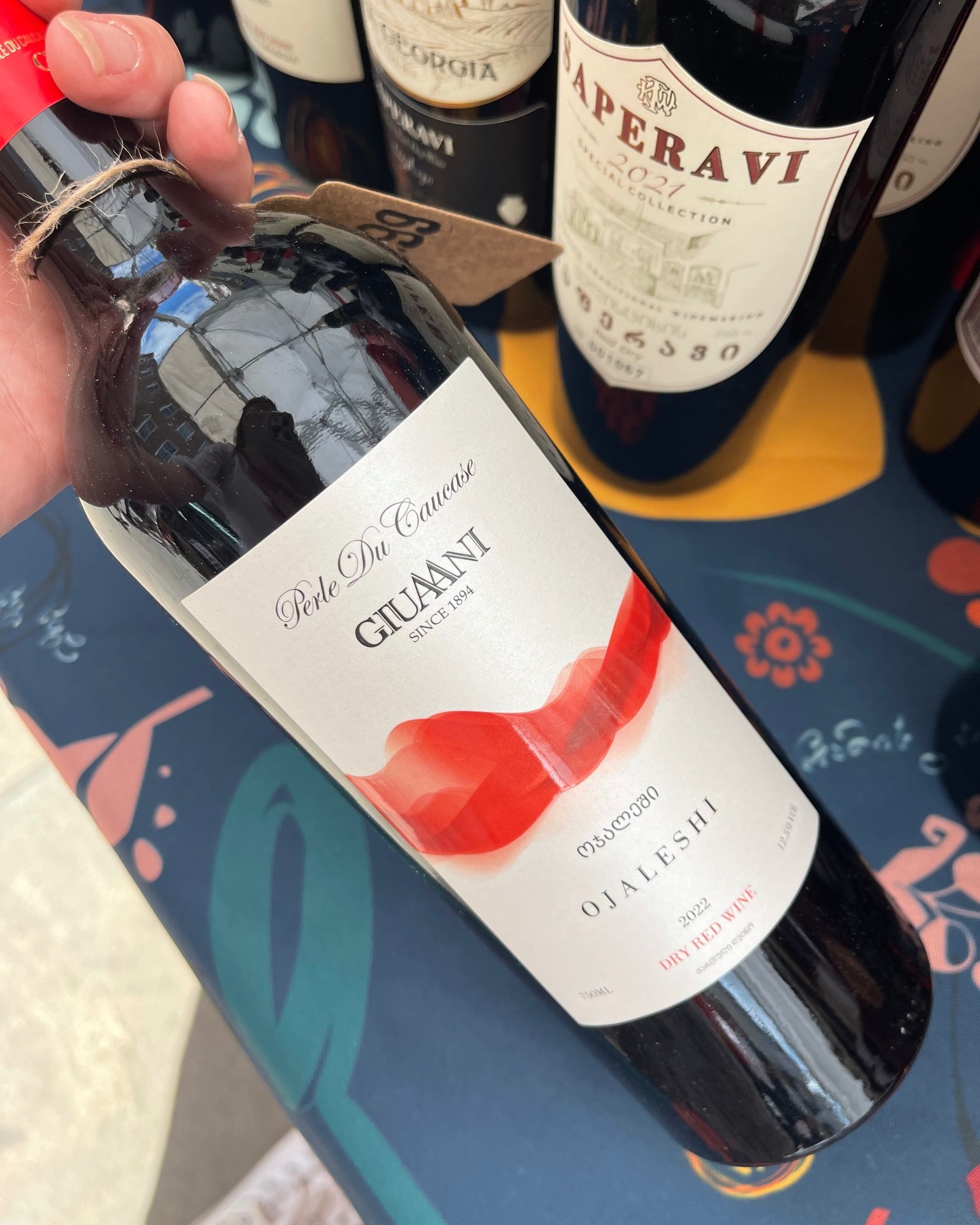 Taste our NEW wines on the Winchester market today!🍷 Like this Ojaleshi - a ruby-red delight from the Samegrelo vineyards in western Georgia! Gently vinified in stainless steel, this medium-bodied red unfolds a bouquet of ripe red berries and delicate violets.
On the palate you’ll discover velvety tannins and juicy, fruit-forward flavours that linger just long enough to make you reach for another sip.
Perfect with your favourite meaty starters, a charcuterie board featuring honey-glazed ham, or succulent roast meats.
Best served at 14–16°C for that ideal balance of richness and freshness.