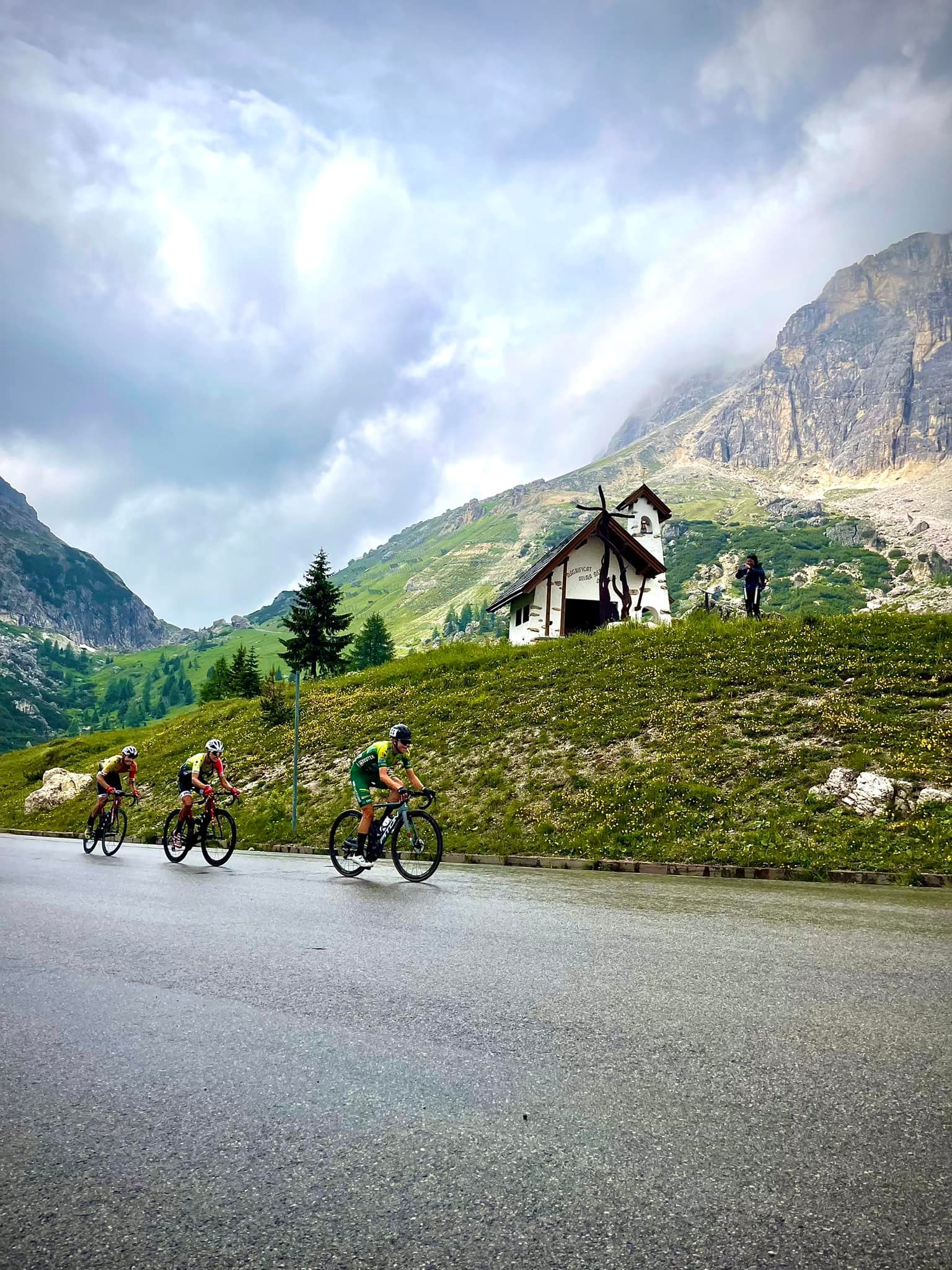 En direct du Giro del Veneto !
Costaud les gars sous la pluie, la descente sur Cortina va être bien glissante…
