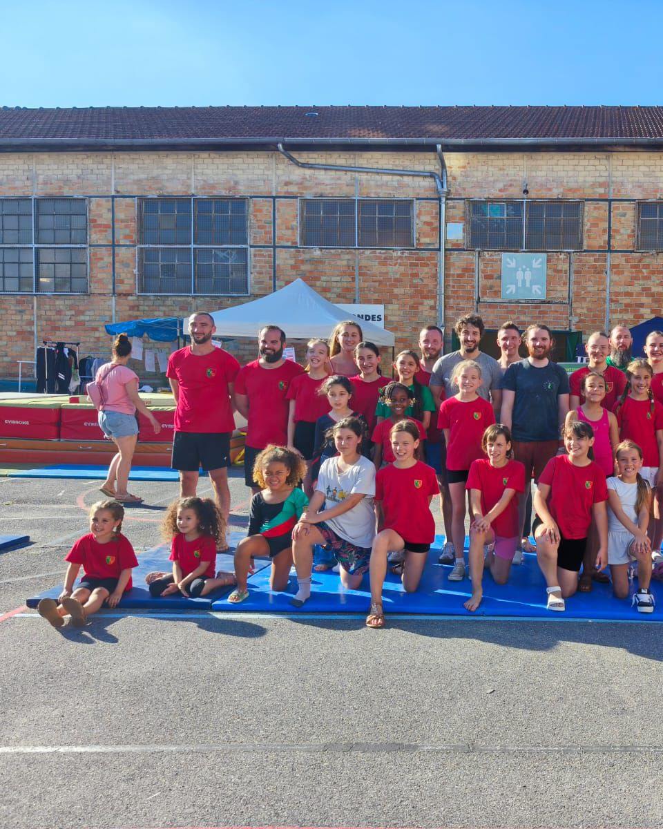 🎉 Clap de fin pour la saison 2024-2025 !
Notre traditionnelle journée portes ouvertes a officiellement clôturé l’année le samedi 28 juin 🥳
Au programme :
✨ Des stands pour les pré-inscriptions, la buvette, la brocante, un coin étiopathie, une expo photos & trophées…
🤸♀️ Un parcours gym pour tester nos agrès et découvrir la discipline
💪 Une démonstration de nos adhérents sur les différents agrès
🔥 Et bien sûr… notre incontournable barbecue de fin d’année pour partager un dernier moment convivial tous ensemble !
Un immense merci à tous ceux qui font vivre la Saint-Spire de Corbeil :
nos adhérents, nos coach·es, nos juges, nos bénévoles et notre comité 🫶
Bel été à toutes et tous 🌞 et rendez-vous à la rentrée pour une nouvelle saison pleine d’énergie !
❤️💛💚
#ssc #sscgym #corbeilessonnes #gymnastiqueartistique #fscf #sport #gym #saison20242025 #associativelife