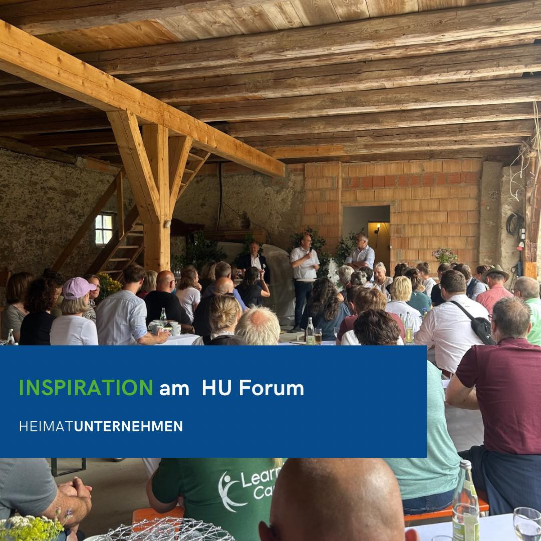 HeimatUnternehmen-Forum auf Burg Falkenberg
Ein inspirierendes Netzwerktreffen in einzigartiger Atmosphäre – auf der imposanten Burg Falkenberg kamen engagierte HeimatUnternehmer:innen, kreative Köpfe, Macher und Ermöglicher aus ganz Bayern zusammen.
Vorgestellt wurden Leuchtturmprojekte,
die nicht nur Innovationskraft haben, sondern
auch gesellschaftlich etwas bewegen.
Es ging um Haltung, um den Mut, neue Wege zu gehen – und um die Kraft von Unternehmertum, das mehr will als Gewinn.
Ein echtes Energiebad für Herz und Kopf –
voller Ideen, Tatendrang und echter Gemeinschaft.
Danke an alle, die dieses Forum so besonders gemacht haben!
#HeimatUnternehmen #hujura #burgfalkenberg #zukunftgestalten #inspiration #energie
#unternehmertummithaltung #netzwerkmitwirkung #heimat #heimatwert @hu_nordoberpfalz @hu_oberpfaelzerwald @heimatunternehmen_rhoen @heimatunternehmen_isar_inn @hu_bayerischer_wald @heimatunternehmen_allgaeu @heimatunternehmen_oberland