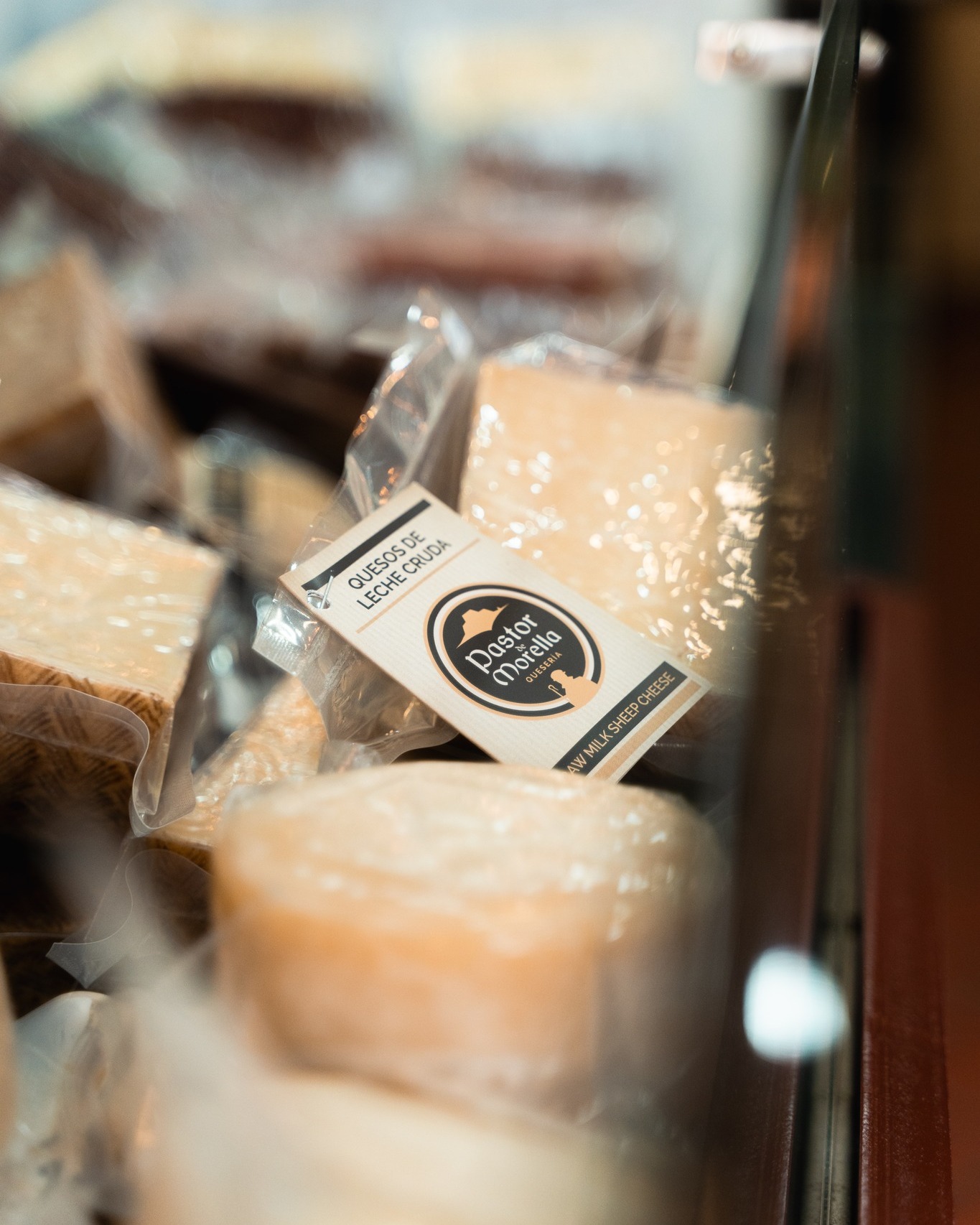 🧀 Passa't per la nostra botiga i descobreix el sabor del territori!
A Pastor de Morella t’esperem amb una selecció de formatges artesans fets amb llet del nostre propi ramat 🐐
Fets per a tots els gustos: tendres, curats, intensos o suaus... tots amb la mateixa essència: autenticitat i tradició.
📍 Ens trobaràs al carrer Juan Giner, 47 – Morella.
#pastordemorella #elsportsésautèntic #morella #elsports #formatgeartesà