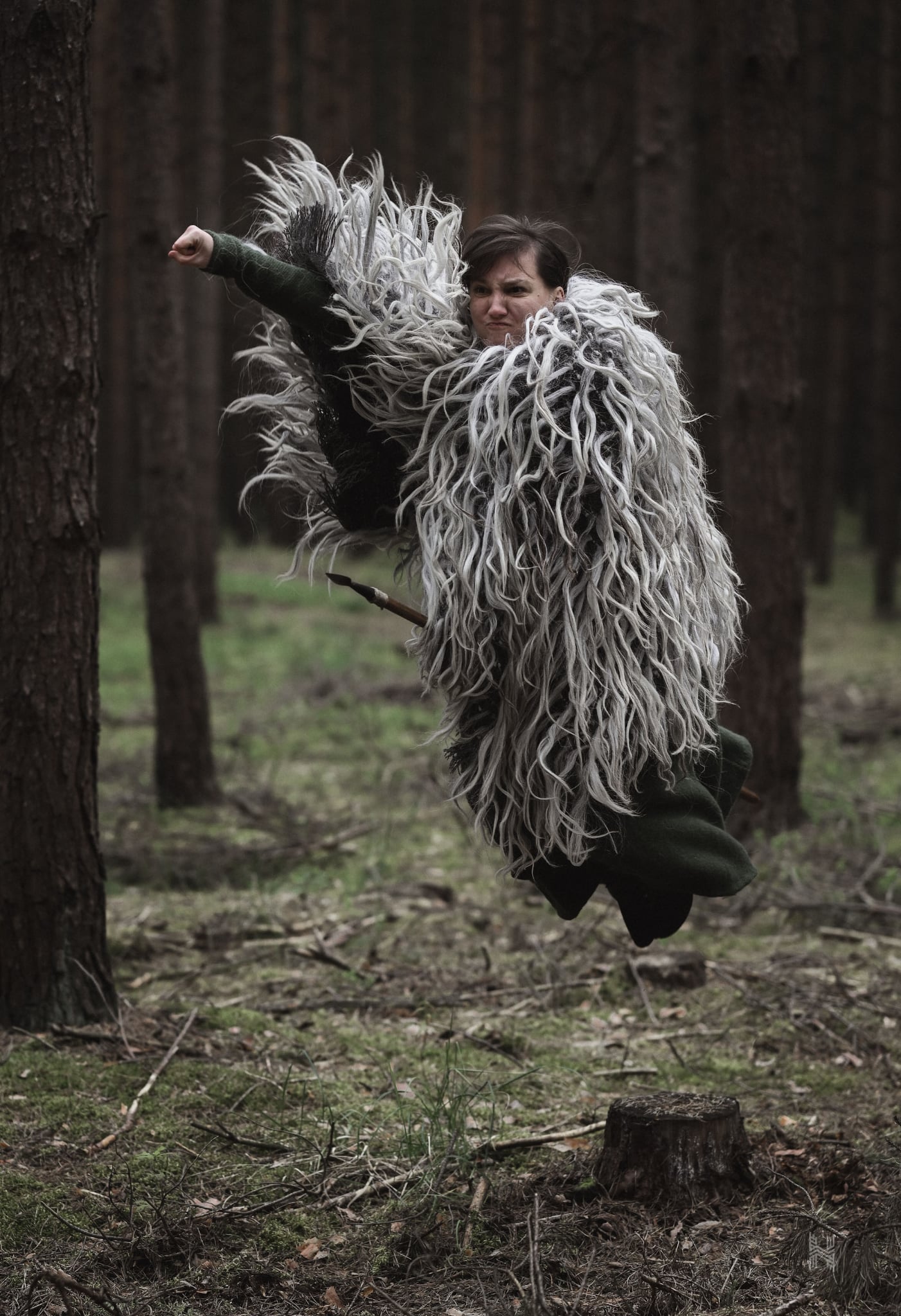 Przedstawiam kolejnego z naszych wybitnych rzemieślników. Jest to @hrafna.photography
Człowiek tak wielu talentów, że gdybyśmy chcieli wypisać wszystkie jej atuty, to nie starczyłoby nam impulsów żeby wypisać wszystkie znaki. Zaczynamy od kilku jej zalet:
- Szuka ropy w krajach ogarniętych wojną
- Jeśli chodzi o tkanie krajek, przędzenie i tkanie - to nie ma sobie równych, z resztą sami się przekonacie. Co więcej - sama Nicole Kidman nosiła jej krajkę w filmie The Northman, R. Eggersa z 2022.
- Jest świetną fotografką.
Jeśli więc chcecie poznać Alicję i Arka - to szukajcie ich pod wiatą garncarską już w sobotę o godzinie 10.00!