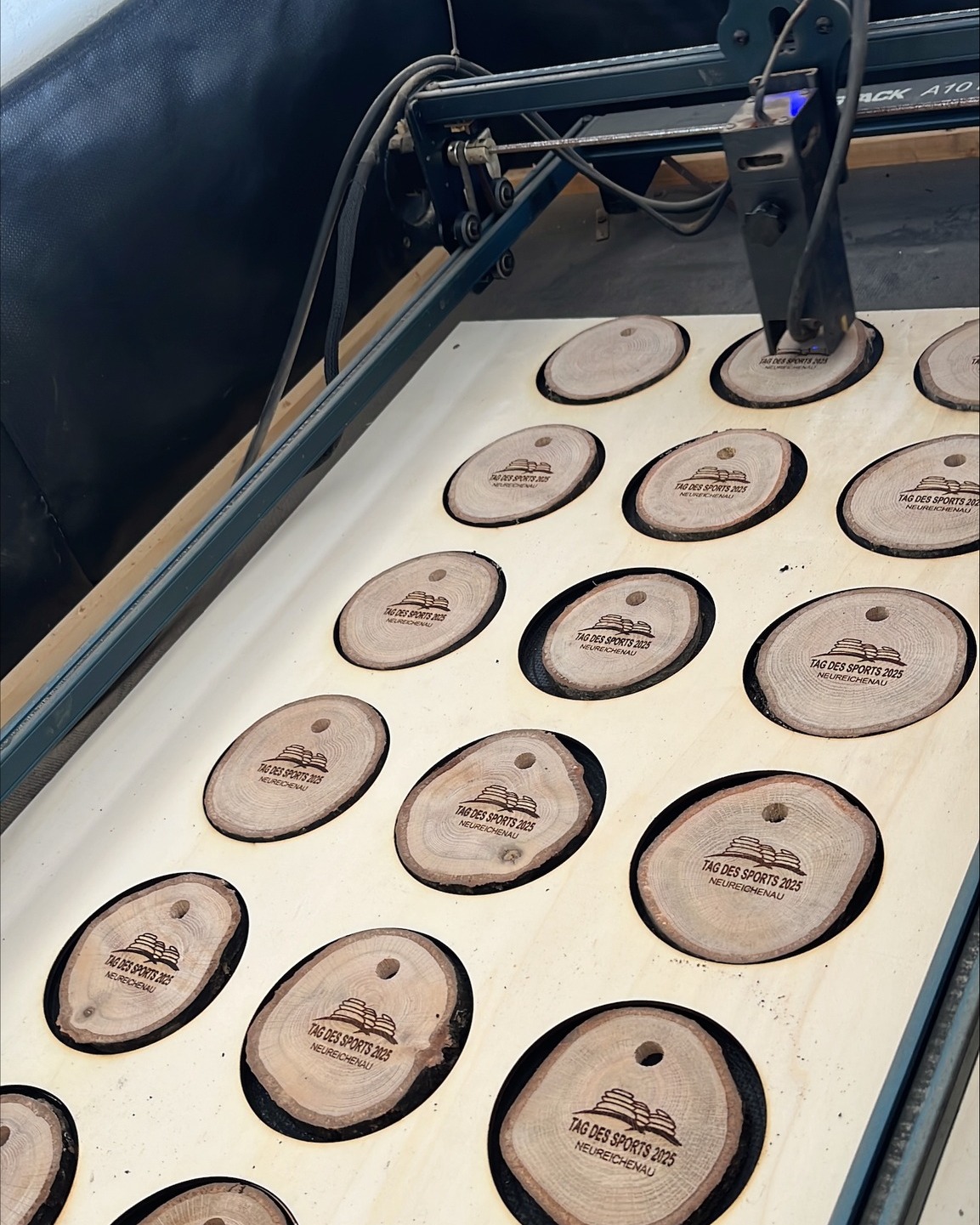 💚 Holzmedaillen 2025 🪵
Unsere Holzmedaillen sind jedes Jahr ein absoluter Hingucker und vor allem gibt es nur bei uns das "Original"! 😉🏅
Ein besonderes Highlight 2025: Unsere Medaille besteht aus Roteiche – dem offiziellen Baum des Jahres 2025! 🌳 💚
Auch heuer werden die Medaillen wieder mit viel Präzision und Herzblut von Stefan gelasert – und das Ergebnis kann sich absolut sehen lassen! 😍💯
Danke, Stefan, für deine großartige Arbeit! 👏
🏅 Und am Besten: JEDER, der sich mutig den Anstieg auf den Dreisessel rauf quält, bekommt dieses besondere Holzstück geschenkt.
Wir freuen uns darauf, dass wir sie euch umhängen dürfen 🏅
#Holzmedaille #Roteiche #BaumDesJahres2025 #JederIstEinSieger #TagDesSports2025 #tagdessports #dreisesselgemeinde #quälspass #quälspassamdreisessel #dreisesselberg #dreisessel #spielspass #kidsrace #racenight #laufen #mtb #walken #bergrennen