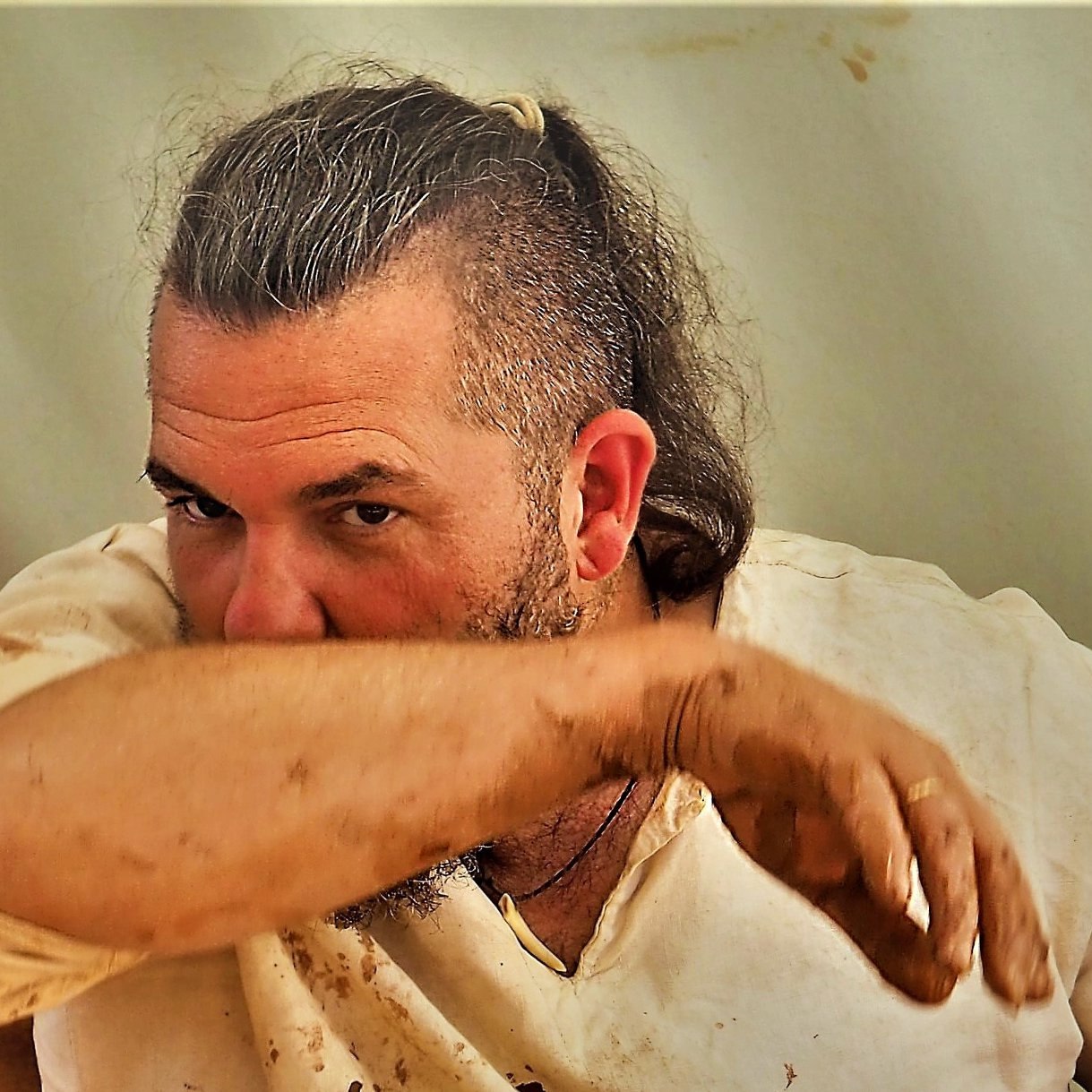 Przedstawiamy kolejnego prowadzącego warsztaty!
A jest to legendarny Marek Bukała i jego @garncarnia_grodowa_sv
Człowiek, który z gliny potrafi stworzyć wszystko.
Tak, nawet wóz drabiniasty napędzany paliwem rakietowym.
Już w sobotę szukajcie go obok wiaty garncarskiej w @Muzeum Wsi Opolskiej w Opolu podczas naszego wydarzenia. Z pewnością odsłoni on rąbka tajemnicy swojego fachu.