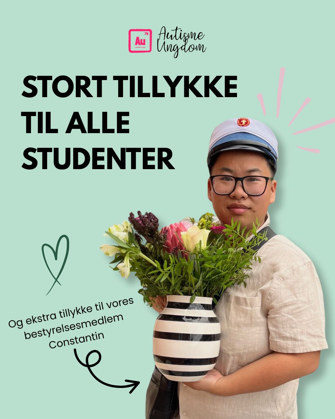 Det er en kæmpe stor bedrift at få hue på, uanset hvilken skole, linje eller type af hjælp man har modtaget undervejs! 👨🎓
Det er altid en glæde at høre fra de unge der har haft gode erfaringer, og er kommet godt ud på den anden side af en ungdomsuddannelse. Men det er ekstra stort når en autist bliver student, blandt andet fordi der stadig er store dele af skolesystemet der ikke kan rumme alle, og mange autister har en dobbelt-diganose der gør det ekstra svært at gå i skole.
"I 3 år har jeg været i gang med en HF og gået på inklusionslinjen sammen med en masse andre søde mennesker. Inklusionslinjen er for alle dem med en autismediagnose eller har nogle udfordringer, der gør at man ikke kan tage en HF på ordinære vilkår. I de 3 år har jeg kæmpet for at komme ud på den anden side. Uden støtte fra mentorer, klassekammeraterne og lærerne, vil jeg ikke have kommet igennem det. Min studentertid har været super fed og inklusionslinjen fik arrangeret en vogntur og fejrede at vi endelig var færdige. Sammenholdet på inklusion har også været ekstra stærkt, da vi har mange ting til fælles. I dag står jeg med huen og alle de gode minder. Kan helt klart anbefale HF-inklusion, da det er en fleksibel uddannelse , der tager udgangspunkt i dine behov."
Constantin, 22 år
Student & bestyrelsesmedlem
Vi ønsker alle årets studenter stort tillykke og kæmper videre for, at flere skal have mulighed for at tage en uddannelse! - Thea Enevoldsen, forperson Autisme Ungdom
#student2025 #student2025🎓 #autisme #autismeducation #autismeawareness