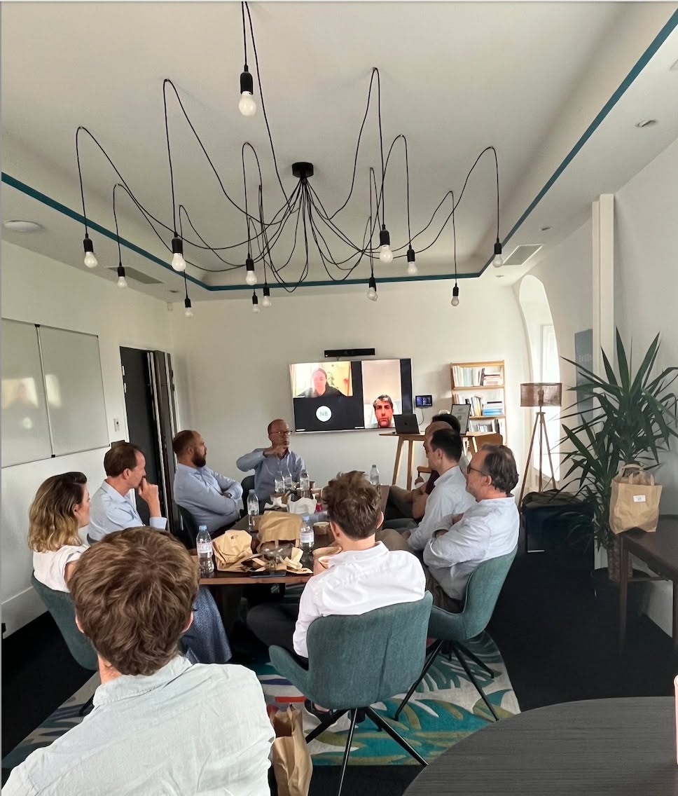 Et si le droit n’existait pas ? ⚖️
En plus d’un livre qu’il a co-écrit, David Gordon-Krief - associé gérant d'UGGC Avocats et Philippe Hansen - associé; tous les deux experts reconnus sur les grands dossiers d’immobilier, d’urbanisme et d’infrastructures; nous ont présenté, lors de nos déjeuners culture, leurs expertises, leur approche singulière qui font de ce cabinet français, une référence pluridisciplinaire.
Un grand merci à eux pour leur témoignage qui nous permet de mieux appréhender leur rôle et la nécessité d’associer le droit pour faire advenir de grands projets.