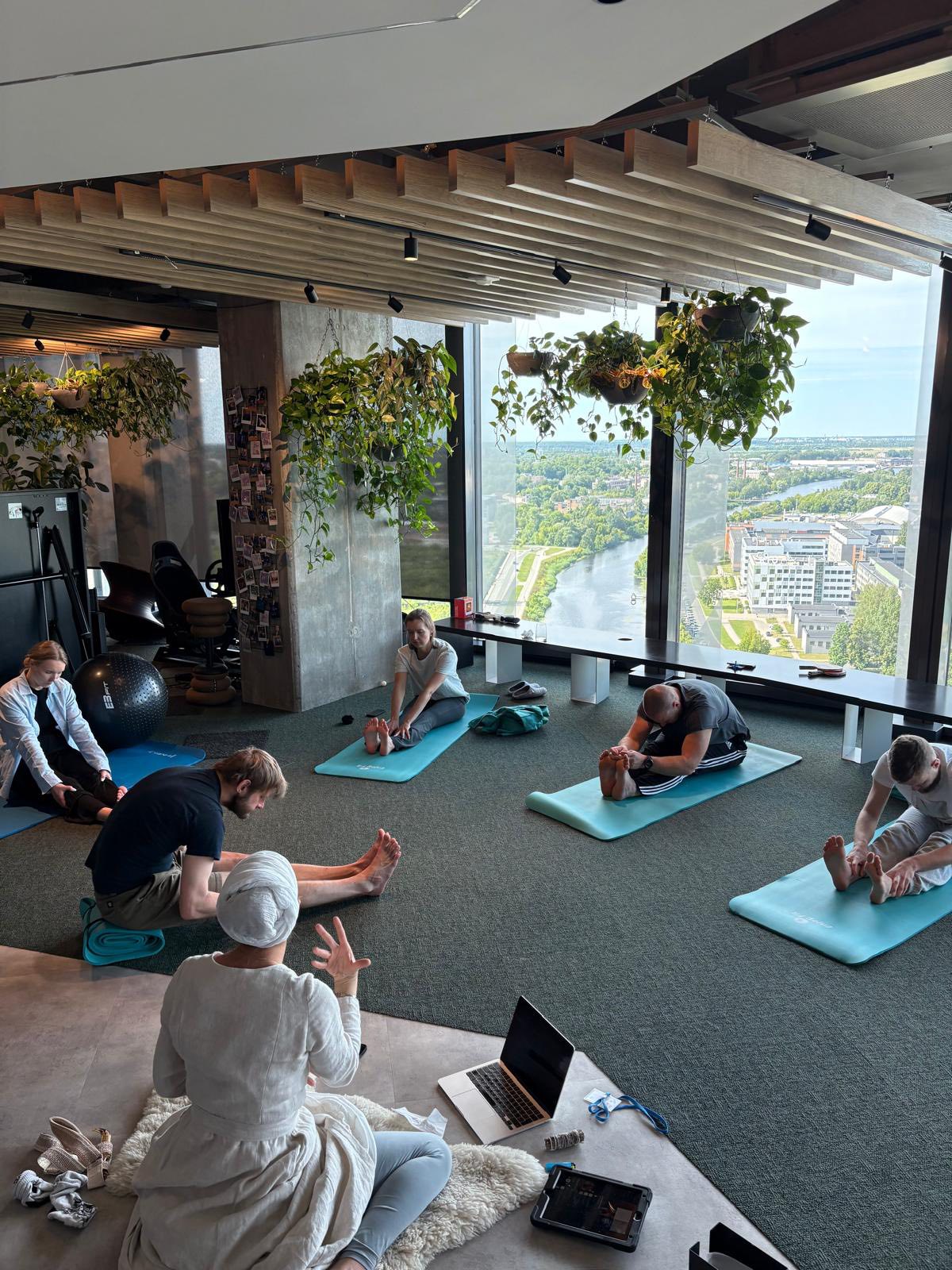 ✨ Šodien Gravity Team birojā notika īpaša pieredze – Kundalini jogas sesija “Stresa atbrīvošana un mentālā skaidrība” ar mani, Amangeet Kaur. ✨
Šajā 75 minūšu praksē mēs:
🌬️ Elpojām apzināti un apklusinājām prātu
🌿 Iemācījāmies vienkāršas metodes stresa pārvaldībai
🌀 Spēcinājām nervu sistēmu, lai justos noturīgi un skaidri
Man bija patiess prieks dalīties ar šiem instrumentiem kopā ar Gravity komandu — paldies ikvienam, kas piedalījās ar atvērtu sirdi un klātesamību. 🫶
Ja arī Tu vēlies iepazīt šo praksi savā komandā vai uzņēmumā — droši sazinies.
🧘♀️ Vairāk par mani un nodarbībām: www.kundalinijoga.lv
📲 IG: @kundaliniyoga.lv
#kundalinijoga #elpa #stresaatbrīvošana #mentālāskaidrība #komandaslabsajūta #apzinātība #AmangeetKaur #GravityTeam