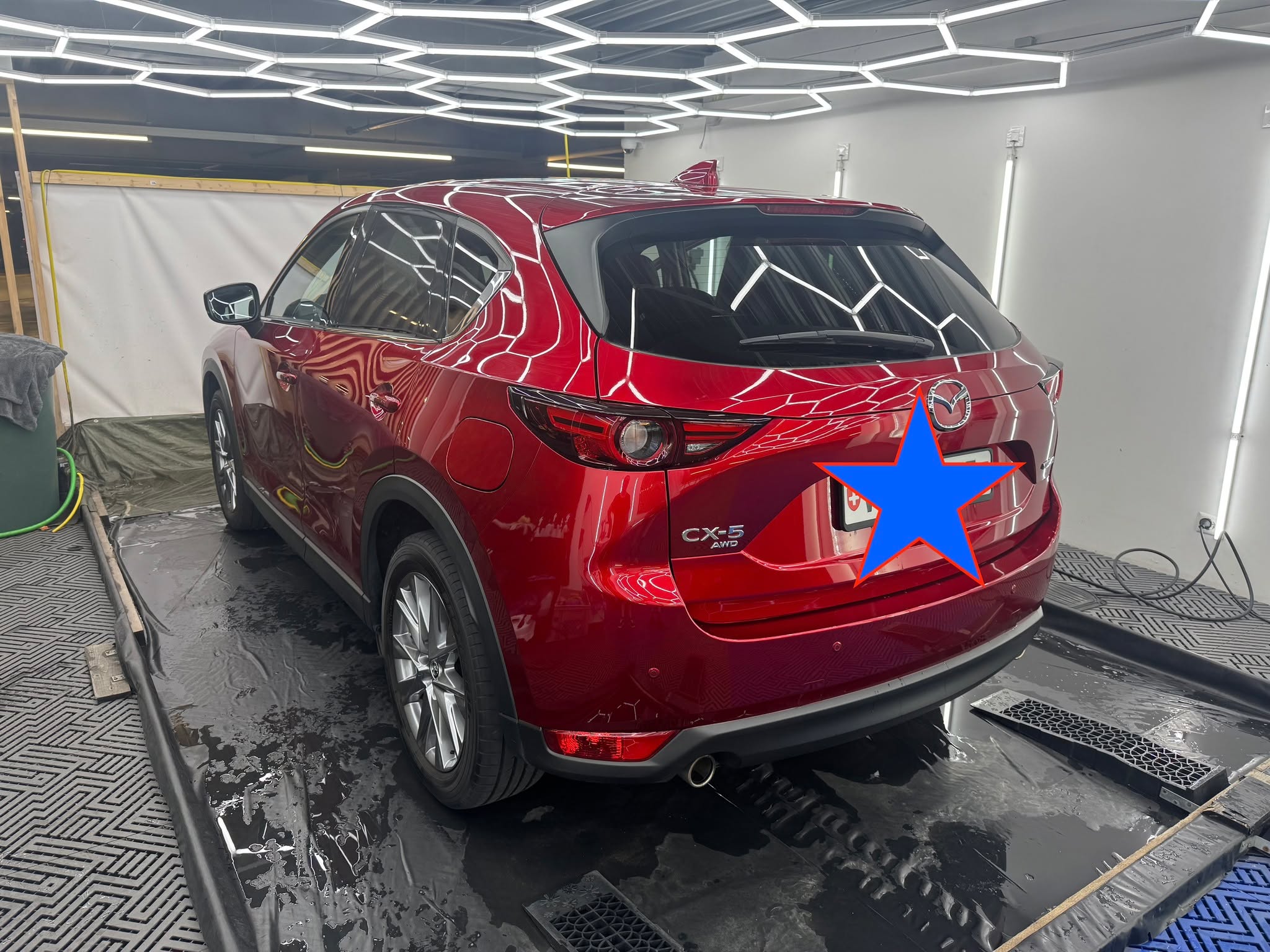 ✨ Élégance retrouvée pour ce SUV de caractère !
Notre traitement Prestigieux a sublimé cette Mazda CX-5 dans les moindres détails — intérieur soigné, extérieur éclatant, chaque surface a été traitée avec passion et précision. 💎🚘
Offrez à votre véhicule bien plus qu’un simple lavage. Offrez-lui l’excellence signée EasycleanVS.
🧽 Prestation : Prestigieux
⏱️ 2h (1h intérieur + 1h extérieur)
💰 CHF 110.–
📍 Centre EasycleanVS – Cristal Martigny ou à domicile
📲 Réservez dès maintenant sur www.easycleanvs.ch
📞 079 565 86 12
Merci à @cristalcentremartigny de nous accueillir dans ce cadre idéal !
#EasycleanVS #MazdaCX5 #NettoyagePrestigieux #DetailingSuisse #SUVPropre #CristalMartigny #CarDetailing #MazdaLovers #Valais #NettoyageAuto