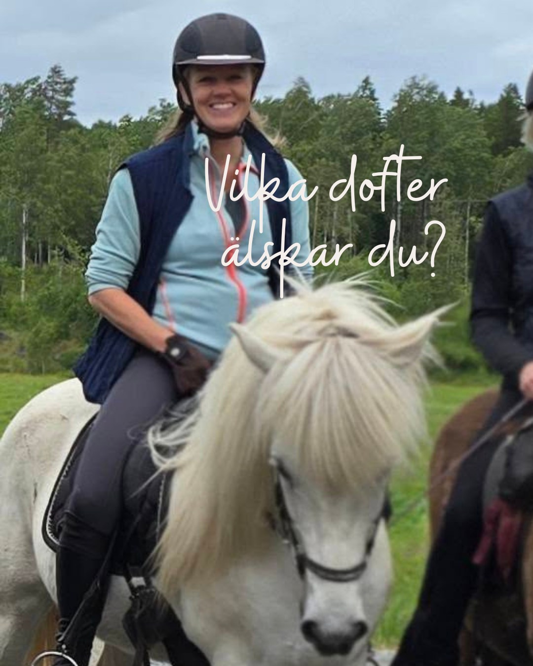 I söndags var jag med min syster och några till i familjen och red islandshäst. Det var många år sedan jag red sist, men jag lärde mig att rida på grannens ponny redan när jag var 8 år. På ängen där jag lärde mig rida ligger idag Onsala centrum. När jag var 12 fick jag låna pengar av pappa till en egen ponny - ett vitt New Foreststo som hette Solinda. Jag har jobbat som hästskötare i ett fälttävlansstall i Österrike och med omskolade galopphästar på Nya Zeeland. Jag har ridit på ridskola som vuxen och bott på en hästgård i Vallentuna, där hästarna hjälpte mig läka när min relation tog slut.
Det finns så många dofter och ljud förknippade med hästar som jag älskar och som påminner mig om alla fina stunder med hästarna och allt jag lärde mig i stallet, som har bidragit till att forma mig till den jag är idag. Jag älskar doften av nyslaget hö. Jag älskar ljudet av kraftiga hästtänder som mal sönder hårda korn av hel havre. Jag älskar doften av nysmort läder och av svettig sommarhårrem. Jag älskar ljudet av frustanden och det otåliga skrapandet av hovar innan utsläpp i hagen.
Hästar har bra syn, men kommunicerar främst med varandra genom luktsinnet. Vi människor är ofta så fokuserade på det vi ser, och glömmer liksom bort kraften i våra andra sinnen - hörsel, lukt, känsel och smak. Och de som vi lär oss om på Sensingkursen - proprioception - den yttre kroppsmedvetenheten, nociception - smärtsinnet och interoception - den inre medvetenheten.
Bara en lätt aning av en doft kan ta med oss på en resa från nuet till barndomen och kan ibland också väcka starka känslor.
Vilka dofter älskar du?
Skrivövning: Gör en lista över dofter (eller ljud) du älskar. Kanske en lista över sommarens dofter eller ljud. Eller, välj ett starkt doftminne och skriv om det. Gå in i känslorna och detaljerna. Jag älskar doften av ...
#storieswithin #skrivövning #skrivövningar #läkandeskrivande #reflekterandeskrivande #expressivtskrivande #dofter #doftminnen #hästar