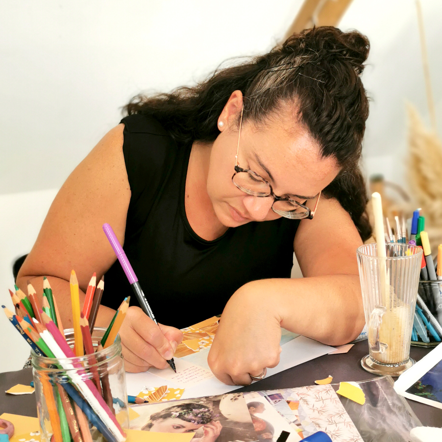 🌻 Atelier Réminiscence 🌾
Samedi dernier, avec @alison.legue nous avons proposé un atelier "Sophro et Créativité" pour remettre du soleil dans le coeur de nos participantes 🌞
🙌 Au programme :
- Petits exercices de sophrologie pour se décharger de tout ce qui leur pesait
- Exploration des 5 sens pour reprendre contact avec le rôle de leurs sensations
- Visualisation d'un endroit refuge, bercées par une lumière bienfaisante
🍒☕ Pour accueillir toute la douceur et la paix qu'elles méritent, elles se sont laissées tenter par quelques boissons et gourmandises du salon de thé @autempsdescerises35
🎨✂ Puis, elles ont découvert lequel de leurs chakras demandait à être rééquilibré et ont créé une carte postale colorée pour répondre à cet appel.
Plexus Solaire, 3e œil, Coeur... elles ont laissé les mots, couleurs et images leur délivrer un précieux message.
🌷 Une réminiscence, c'est un souvenir réveillé par nos sens.
Une mémoire sensitive qui a le pouvoir de nous faire découvrir les mondes merveilleux qui dorment en nous.
Merci pour vos sourires, votre confiance et vos belles énergies !
#atelierbienêtre #sophrologie #ateliercréatif #ateliercreatifs #créativité #liberationemotionelle #chateaubourgautop #cohérencecardiaque #pleineconscience #instabienetre #prendresoindesoi❤️ #artthérapie #artcoaching #collages #ınstaart #visualisation #méditation #atelierart #sensorialité