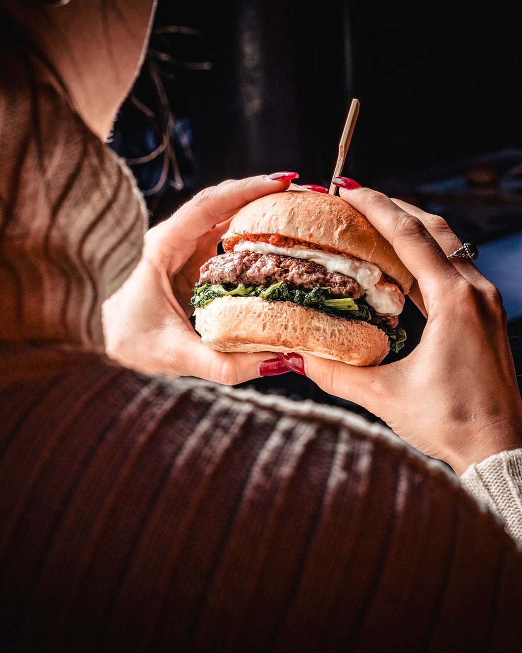 Sua maestà l’hamburgerone è servito 👑🔥
Pane soffice, carne succosa, ingredienti scelti e abbinamenti golosi: a Carro Social Club l’hamburger non è un panino, è un’esperienza.
Un esempio?
Summer Burger:
Burger di manzo 150g, peperoni, cipolle rosse, stracciatella e guanciale croccante.
Vi aspettiamo, affamati è meglio.
#carrosocialclub #carroponte #milano