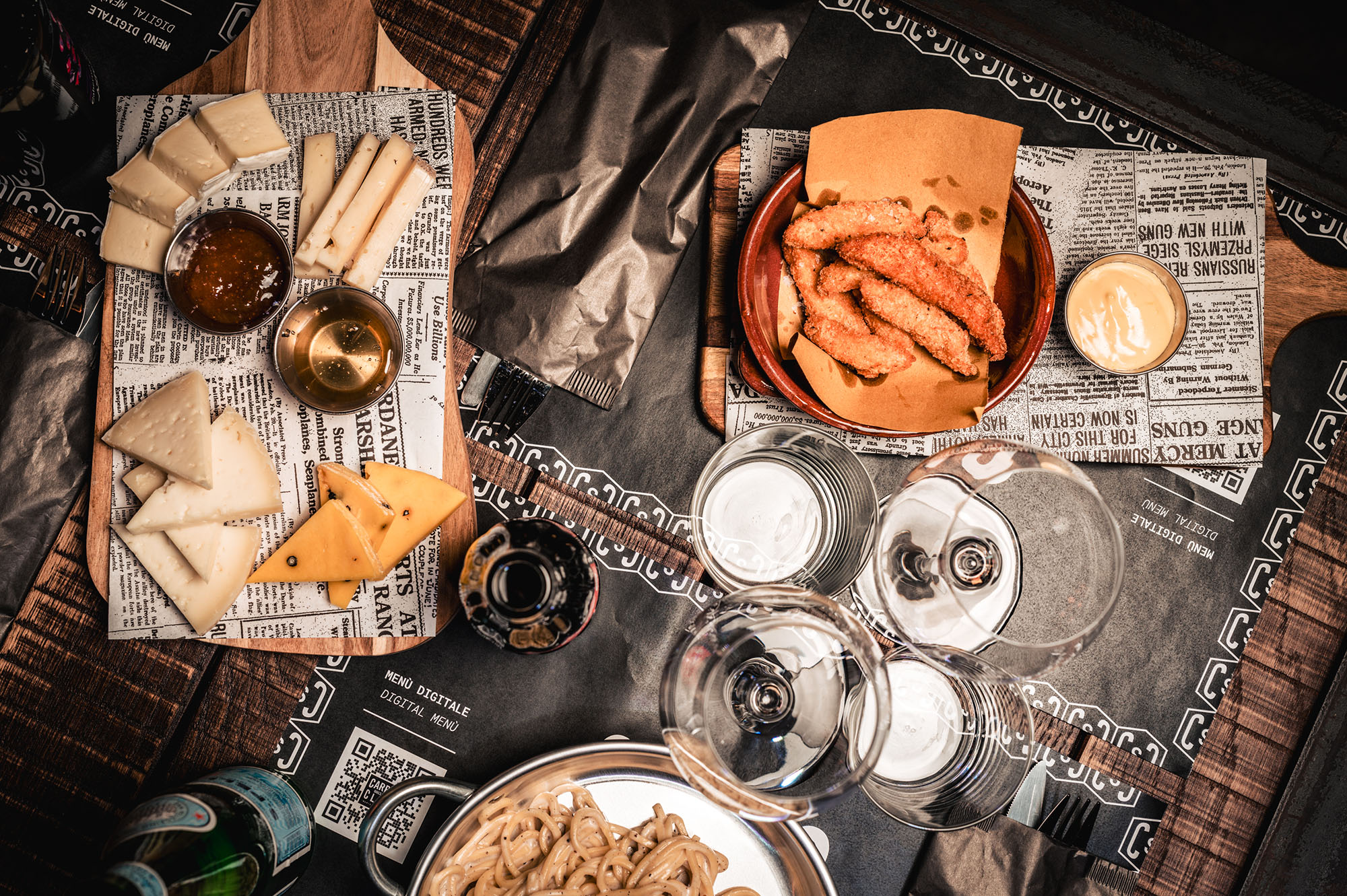 Nella foto: una tipica tavola a Carro Social Club.
Un concentrato di sfizioserie varie ed assortite, scientificamente pensate per far felice ogni commensale.
C’è la regina cacio e pepe, le nostre patate (pazzesche di nome e di fatto), un tagliere coi formaggi quelli buoni…
E poi hamburger, pinse, focacce, primi che profumano di casa.
Insomma, il nostro menù è un viaggio tra tradizione e creatività, con almeno una tappa per ognuno di voi.
La fame chiama, Carro Social Club risponde.
#carrosocialclub #carroponte #milano
#carrosocialclub #carroponte #milano