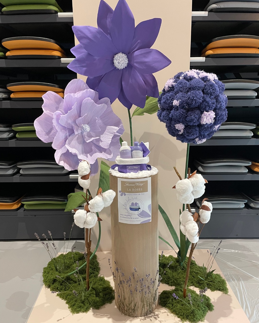 Retour en images sur l’examen final de nos étudiants en merchandising ✏️✨
Pour clore leur formation, nos étudiants ont relevé un dernier défi : concevoir une vitrine et un podium à la fois innovants et écoresponsables, reflétant l’univers ensoleillé des marques @americanvintage_officiel et @laroseecosmetiques.👕💄☀️
L'objectif étant de leur proposer un projet faisant appel à l'ensemble de leur connaissance appris lors de la formation Bac+2 Visuel Merchandising :
• Marketing
• Merchandising
• Agencement d’espace
• Maîtrise des matériaux
😊 Un bel exercice de synthèse ensoleillé !
#merchandising #angers #visualmerhandising #formation