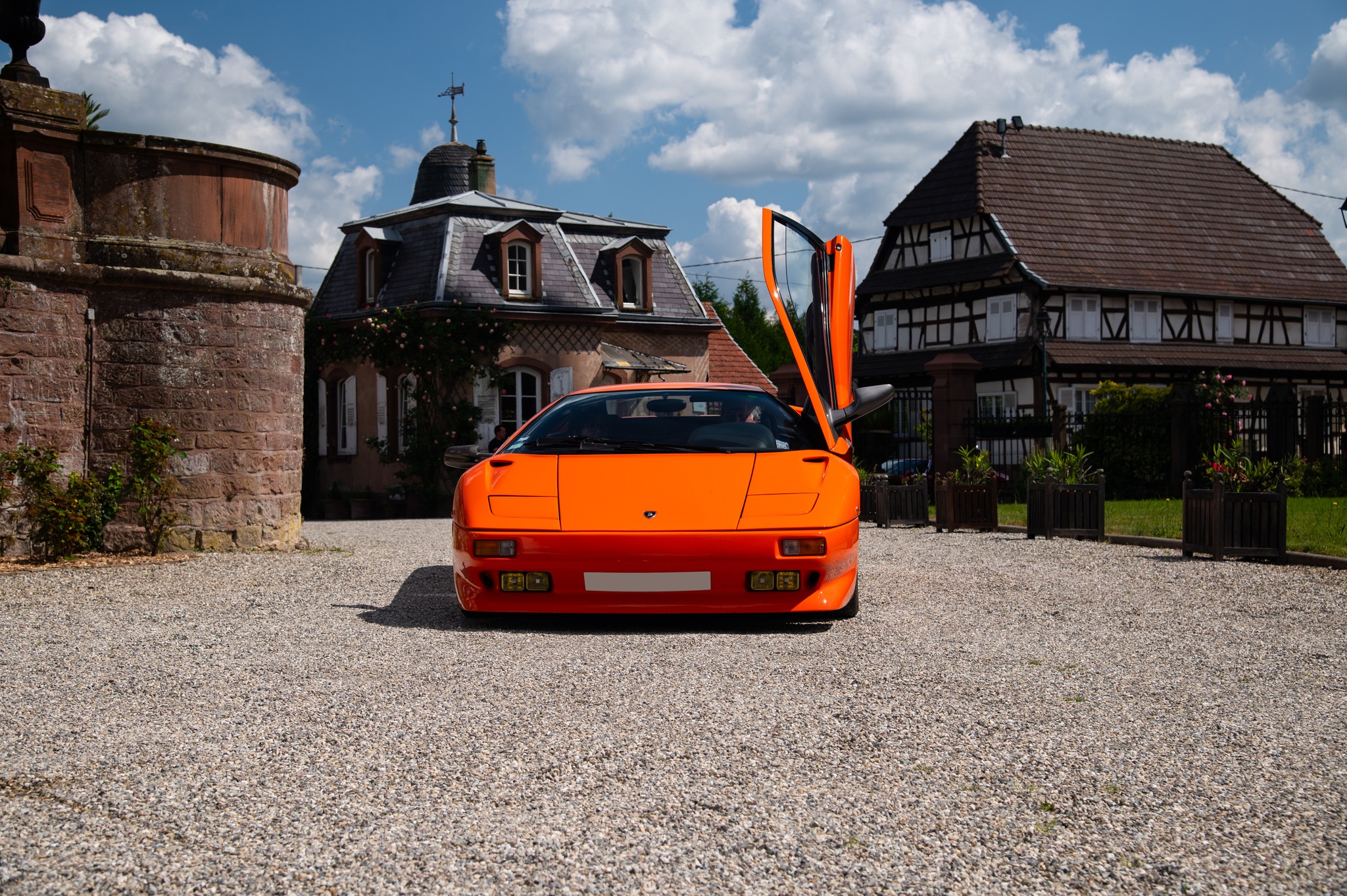 Focus sur la Lamborghini Diablo 5.7 présente à Timeless Classics !
Lorsque la Lamborghini Diablo est dévoilée en janvier 1990, elle a la lourde tâche de succéder à la Countach, icône absolue de l’exubérance automobile des années 70 et 80. À cette époque, Lamborghini est en difficulté financière et a été reprise par Chrysler en 1987. Le constructeur américain veut moderniser la marque et faire de la Diablo une voiture plus performante, plus utilisable au quotidien, sans perdre l’ADN sauvage de Lamborghini.
Le design initial, confié à Marcello Gandini, père de la Miura et de la Countach, est jugé trop radical par Chrysler, qui le modifie en adoucissant ses lignes. Mais malgré ces ajustements, la Diablo conserve une silhouette basse, agressive et typiquement Lamborghini, avec ses portes en élytre et son énorme moteur placé en position centrale arrière.
Contrairement aux versions ultérieures (VT, SV, GT…), la première Diablo reste 100 % propulsion, ce qui la rend encore plus délicate à manier sur routes glissantes. Son châssis en tubes d’acier lui assure une rigidité exemplaire, et l’habitacle, bien que plus moderne que celui de la Countach, conserve un certain côté artisanal. La Diablo est une voiture pour pilotes aguerris.
Aujourd’hui, cette version propulsion sans aides est très recherchée par les puristes, qui la considèrent comme la dernière Lamborghini "pure" avant l’ère Audi.
Rendez-vous sur https://www.timelessclassics.fr/2025/galerie pour consulter la galerie photos de l'événement.
📸 @allan_photography8
www.timelessclassics.fr
#TimelessClassics #Merci #VoituresDeCollection #PassionAuto #CarCulture #Classiccar #Event #Evenement #Privé #EvenementPrive #Alsace #BasRhin