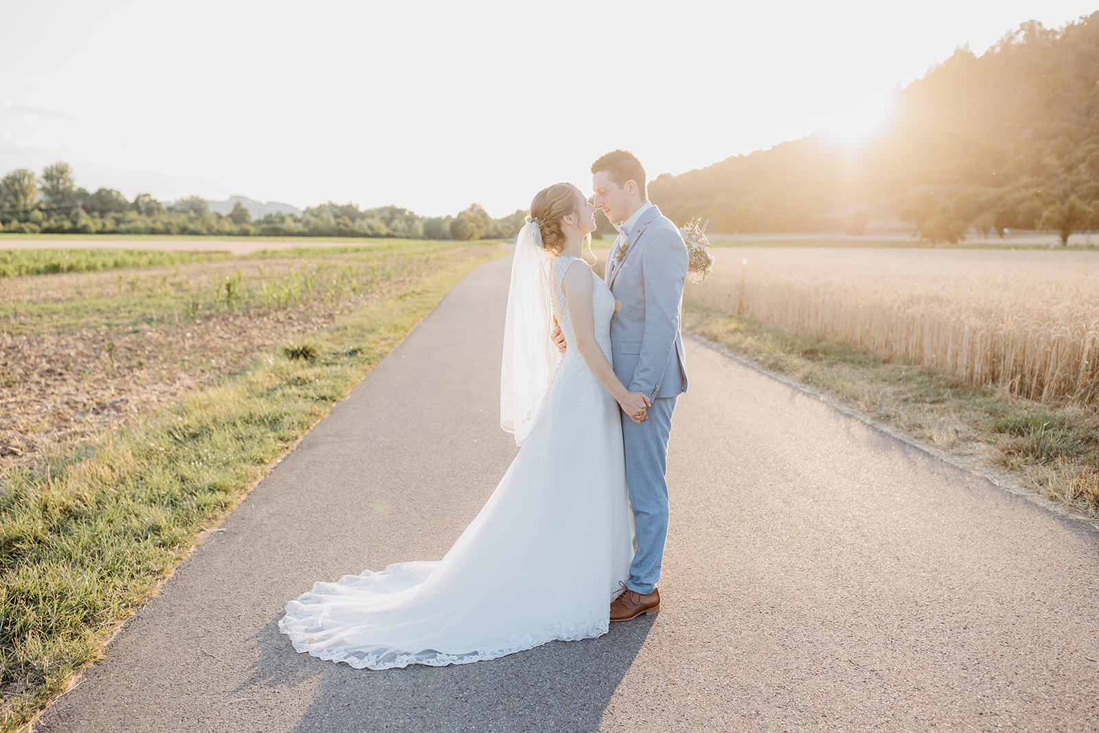 ✨ So fühlt sich eine Hochzeit an, bei der man die Welt für einen Moment vergisst. ✨
Ein Hochzeitstag, der so echt & authentisch war. Nichts verstelltes, sondern einfach nur die beiden - in Mitten ihrer Liebsten.
Eine wunderschöne Location in Schorndorf. Detailverliebt, unkompliziert und romantisch rustikal. Lieb ich ja, sowas 🫶
Morgen darf ich wieder eine Hochzeit hier begleiten. Freu mich sehr auf das Wiedersehen 🤍
Drückt die Daumen für den (fest eingeplanten) Sonnenuntergang 🥹😍
Wenn du gerade in der Planung steckst: Lass dich gerne inspirieren. 🫶🏼