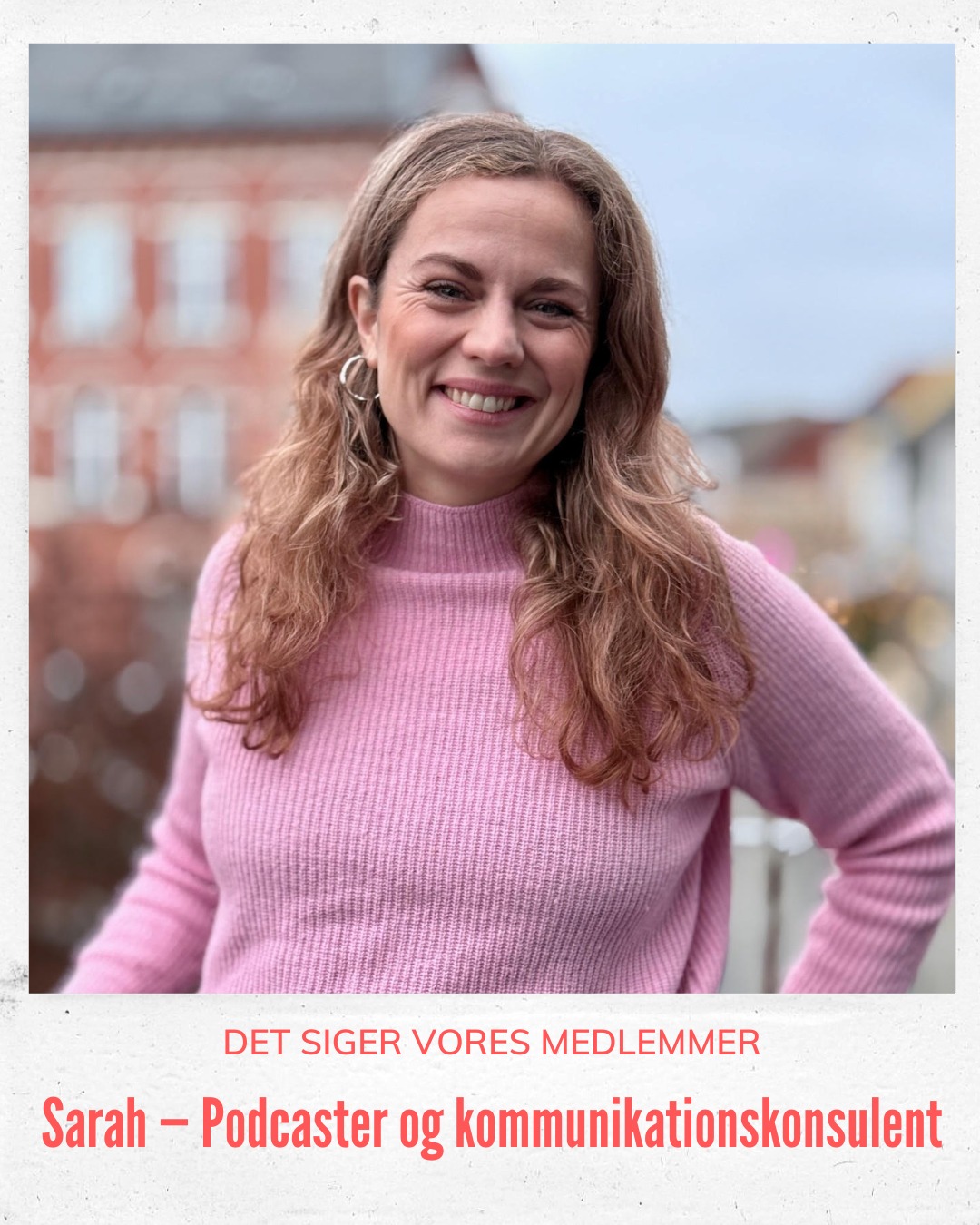 Vi elsker at have en masse skønne, selvstændige ildsjæle medlemmer hos Work2gether – og vi er så stolte over den feedback, vi får! Vi har spurgt nogle af vores medlemmer, hvad de synes om at være en del af vores fællesskab. Mød Sarah Skrivergaard @svendborg_stemmer, der som podcaster og kommunikationskonsulent særligt vægter de æstetiske rammer og det sociale aspekt i sin hverdag som selvstændig.
Sarah Skrivergaard - Podcaster og kommunikationskonsulent
Selvstændig siden: 2024
▪️Hvorfor har du valgt at være en del af Work2gether?
Work2gether er et synligt sted i byen, og de æstetiske og naturlige rammer tiltaler mig meget.
▪️Hvordan vil du beskrive atmosfæren i Work2gether?
Rammerne er så smukke; de appellerer til mine sanser. Plantevæggene – de overdådige mængder af planter og det grønne – giver meget liv og skaber en organisk, naturlig atmosfære, man har det godt i. Det er inspirerende og rart for kroppen. Indretningen – de naturlige møbler og belysningen – er kreativ og appellerer til forretning og til at skabe idéer.
▪️Hvad er det bedste ved at være en del af Work2gether?
Personalet – de er så gode og imødekommende.
Rammerne og æstetikken.
▪️Hvad er det vigtigste for dig i din hverdag som selvstændig?
At få noget socialt, og at det bliver faciliteret. At nogen skaber rammen.
▪️Hvad er dit bedste råd til andre selvstændige?
Der er mange veje at komme ind i det at være selvstændig på. Find din egen vej, og den er helt okay. Det skal være sjovt, og tag et skridt ad gangen.