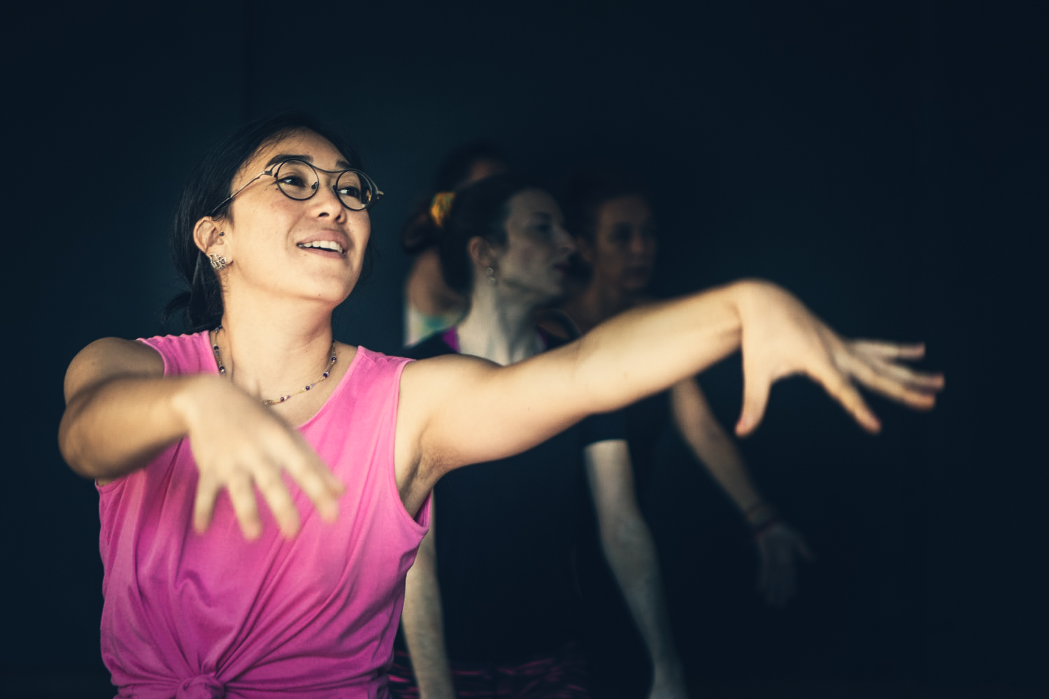 Pure Joy of movement!
It's not only about motion, it's about expression. Feelings, emotions, letting the body speak beyond words.
Nothing that we can really call dance here. No choreography either. Just rhythm that resonates through legs, arms, skin... Intuitive movements. The pure joy of feeling deeply alive. Sensing, connecting.
It is raw emotions that pass through the body. Nothing really to express, just letting unknown things smoothly unlock and surrender to it. Letting go.
Dancing through the joy of movement is also what I found in Siem Reap.
Thank you to Siem Reap and so many beautiful people for opening up this part of me made up of pure joy, spontaneity and improvisation.
@debleevg from @alchemy.movement for awakening my body to freedance and movement
@bong_freddy_maze for being the best dancing partner and much more
And this bunch of absolutely talented musicians here with their endless groove, @rdgz_chema, @pocalaxia, @roadywreck, @laundrybarmusicbar...
Connecting to this movement within me is what allows me to get back on the road today.
Because traveling by bike means traveling with your body, just with your own strength. No engine, no fuel: just legs, breath... and sometimes, patience. This constraint creates a strange paradox: the more you depend on your body, the more autonomous you become. And that autonomy is a wide-open door to freedom.
In short, let's get moving!