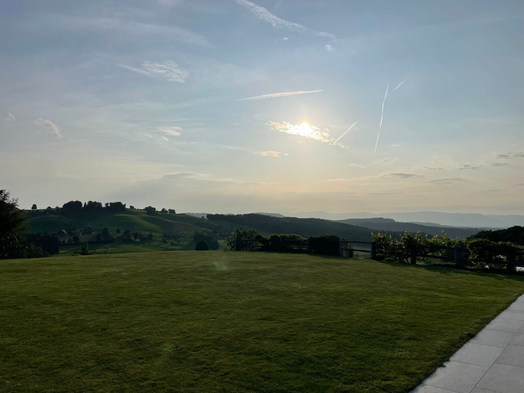 Am Dienstag in Fischbach: Ein Sunset ohne Yoga 😎. Für die kommenden Daten wünschen wir uns umso mehr: Stabiles Wetter und wiederum viele Yoginis und Yogis, die einen tollen Sommerabend in einmaligem Ambiente 🌅🏕️😋 geniessen möchten.
#SunsetYoga #OutdoorYoga #ViniYoga #Yogalove