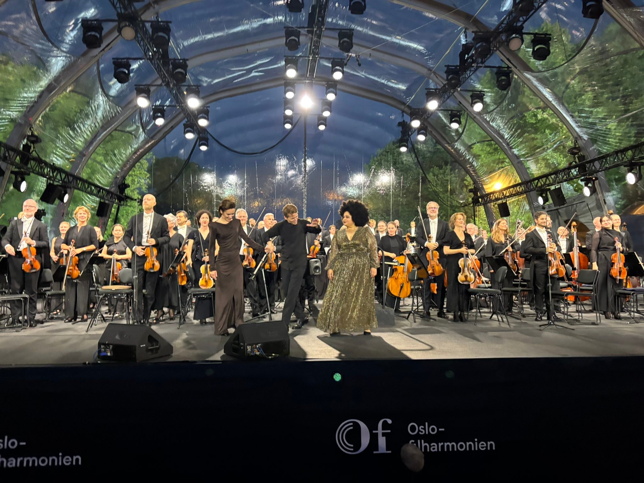 Hvilken magisk aften det ble under «Folkefest på Slottsplassen» med fantastiske Ragnhild Hemsing (hardingfele/fiolin) og Oslo-filharmonien med dirigent Adam Hickox. Så stolt av å få ha med 2 arrangementer denne vakre sommerkveld. Først «Se solens skjønne lys og prakt» fra plata «Vetra» og så Ragnhilds egen «Vetrahalling» i nyskrevet arrangment for fullt symfoniorkester. Fantastisk også å treffe og få høre Gisle Kverndokk lekre «symfoniske danser».
Konserten kan ses i sin helhet på NRK.no (i Norge): https://tv.nrk.no/se?v=KOID60001925