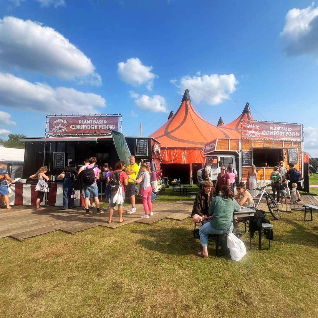 ALLE BALLEN IN DE LUCHT 🤹♂️
Terwijl Bram en Linzi middenin de verhuizing zitten houdt ons geweldige team de foodtrucks aan de gang bij @ejc2025! En hóe! ❤🧡💛💚💙💜
Team BEDANKT! You rule!! 🌈