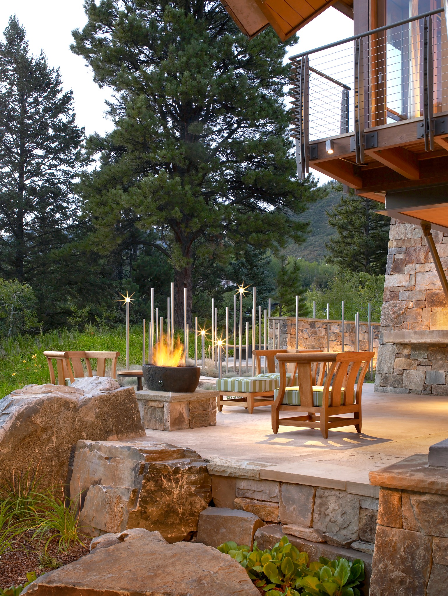 Thoughtful lighting design is essential to elevating a space. Placement, intensity, color temperature, and fixture type are all carefully considered to highlight key features while maintaining balance. ✨
#landscapearchitecture #landscapedesign #gardendesign #outdoorliving #plants #luxurydesign #luxurylandscape #gardensofinstagram #landscapelighting #landarch #landscapefirst #DetailsMatter #DesignWithPurpose