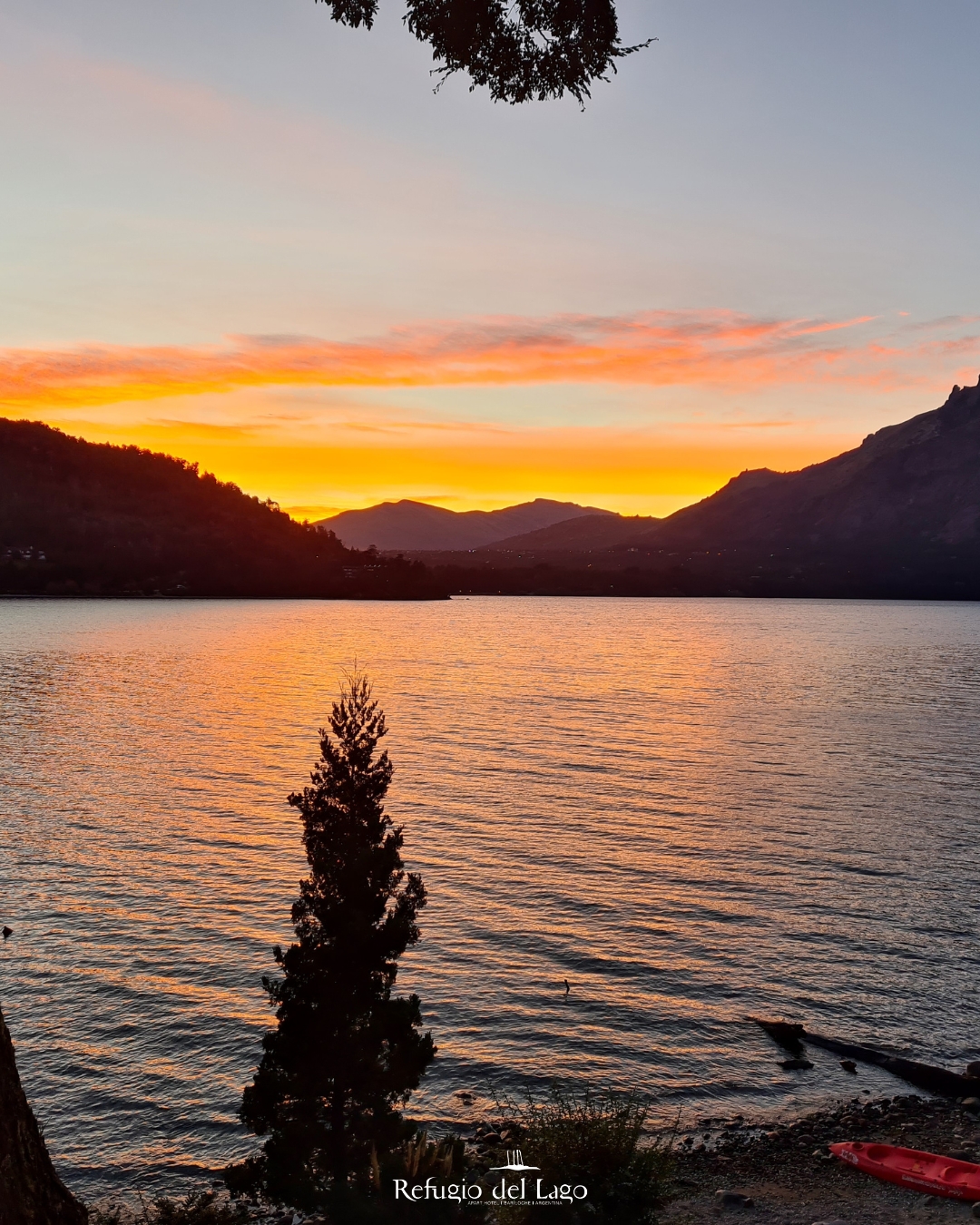 Así te da las buenas noches el Lago Gutiérrez.✨ No es un filtro, es la magia de nuestro refugio.
Link en bio para que sea tuya.
#LagoGutierrez #HotelesEnBariloche #hotel #hospedaje #vacaciones #bariloche
#Patagonia #Argentina #atardeceres
