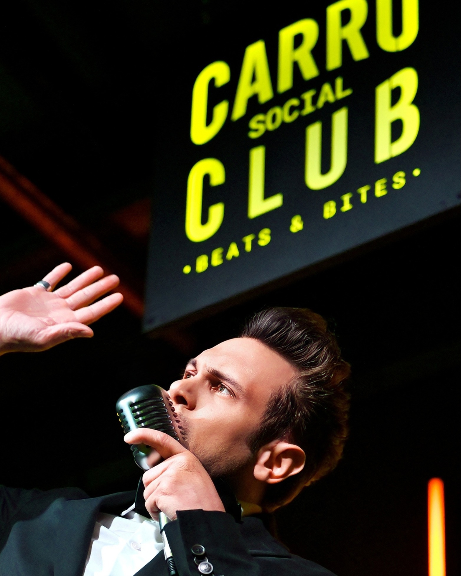 Quando arrivano Dan e i suoi Fratelli, il tempo fa un salto indietro… e la pista si riempie!
Con il loro sound che parte dagli anni ’50 e ’60 e un look vintage che sembra uscito da un vecchio jukebox, Balera Favolosa, il nostro format del sabato si trasforma in una festa scatenata.
🎶 Twist, rock’n’roll, balli stretti e sorrisi larghi: chi li ha già visti lo sa… fermare i piedi è impossibile.
A Carro Social Club la musica non è solo un sottofondo: è un viaggio nel tempo, un’occasione per ballare e divertirsi come (e forse più di) una volta.
#carrosocialclub #carroponte #milano #twist